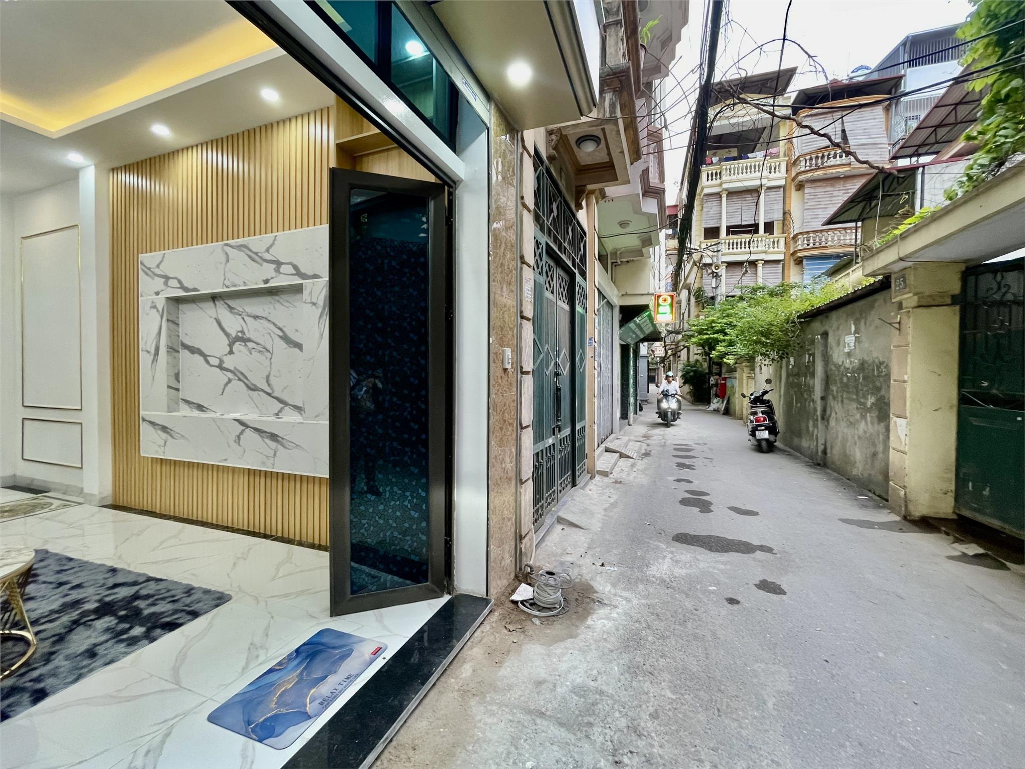 BÁN NHÀ ĐẸP PHỐ CẦU GIẤY – NHÀ MỚI ĐẸP QUẬN CẦU GIẤY – NGÕ THÔNG – KINH DOANH NHỎ - 50M RA PHỐ - GẦN NHIỀU TRƯỜNG ĐẠI