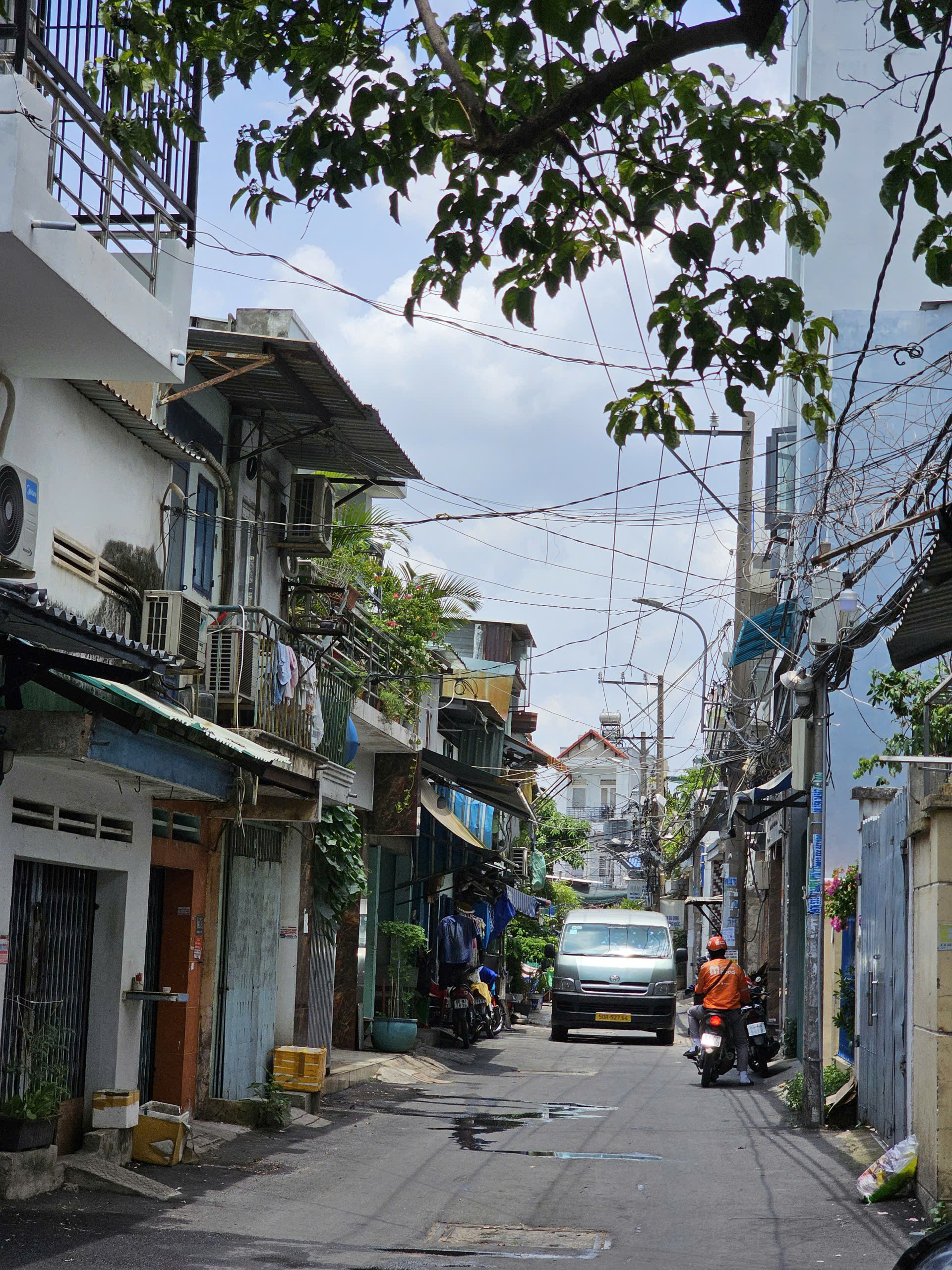 Hẻm xe hơi 2 mặt tiền hẻm Ngang 3.05 x nở hậu Ngang 4 x DÀI 23 m - 2 tấm Q4 có 60 triệu m