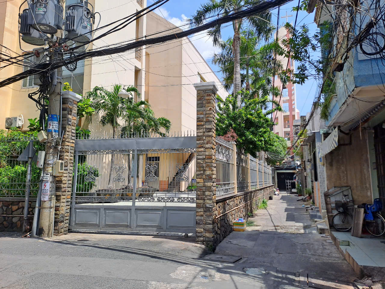 NHÀ MỚI ĐẸP NGAY CHỢ PHẠM VĂN HAI, GIÁP QUẬN 10 VÀ PHÚ NHUẬN - ÔTÔ ĐẬU CỬA - 4 TẦNG - 4PN HOÀN CÔNG ĐỦ, TẶNG NỘI THẤT -