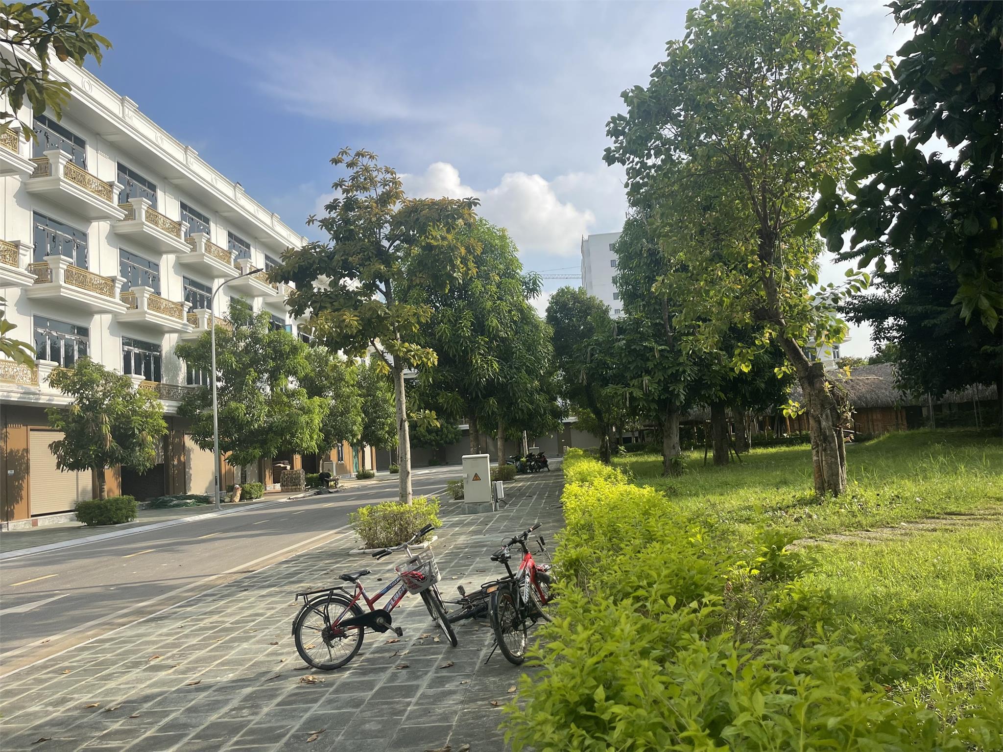 SHOPHUSE 4 TẦNG. VIEW CÔNG VIÊN - KĐT XUÂN HƯNG. GIÁ 3.1 TỶ. CĐT: 0966 343 969