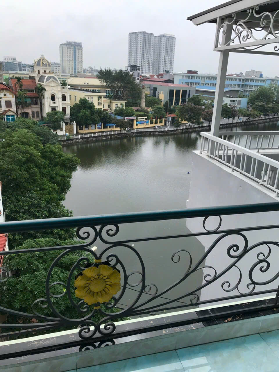 BÁN NHÀ 7 TẦNG MẶT HỒ 2 phố Bồ Đề,Long Biên MB 89m2, MT 4,1m, có thang máy, oto đậu trong nhà