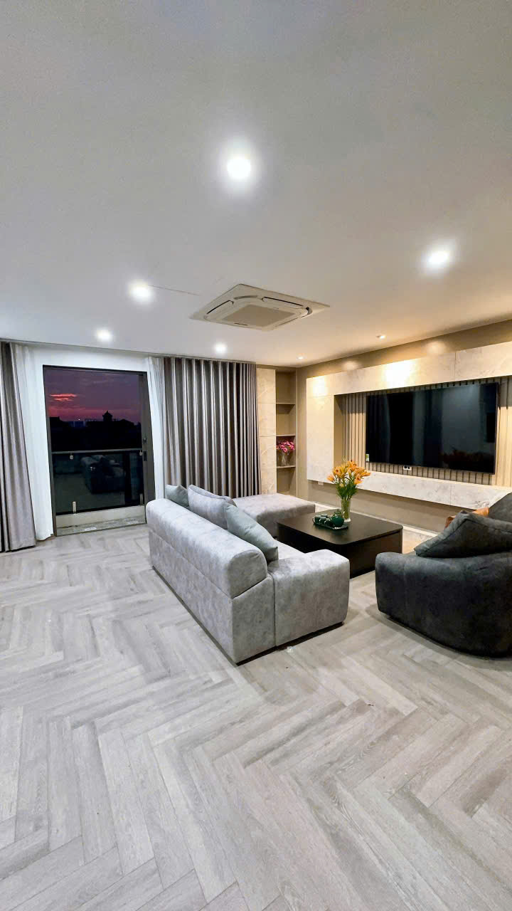 SIÊU PHẨM BIỆT THỰ LONG BIÊN - HƯỞNG TRỌN TIỆN ÍCH KHU BIỆT THỰ MINH TÂM - THANG MÁY - FULL NỘI THẤT CAO CẤP GIÁ 14,8