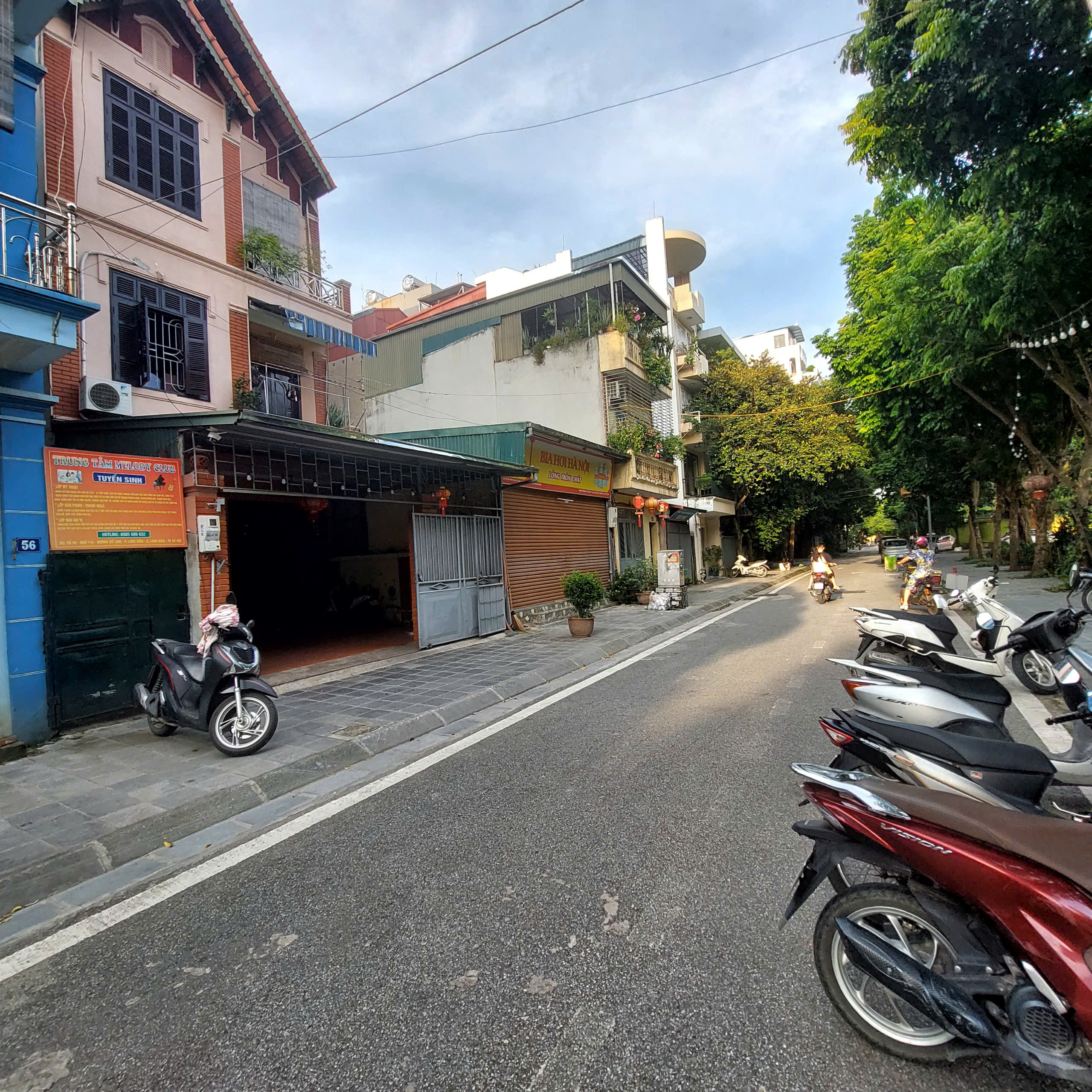 BÁN ĐẤT TẶNG NHÀ 3 TẦNG PHỐ TRẠM LONG BIÊN - KINH DOANH ĐĂC ĐỊA- Ô TÔ ĐỖ NGÀY ĐÊM- HIẾM- GIÁ HỢP LÝ