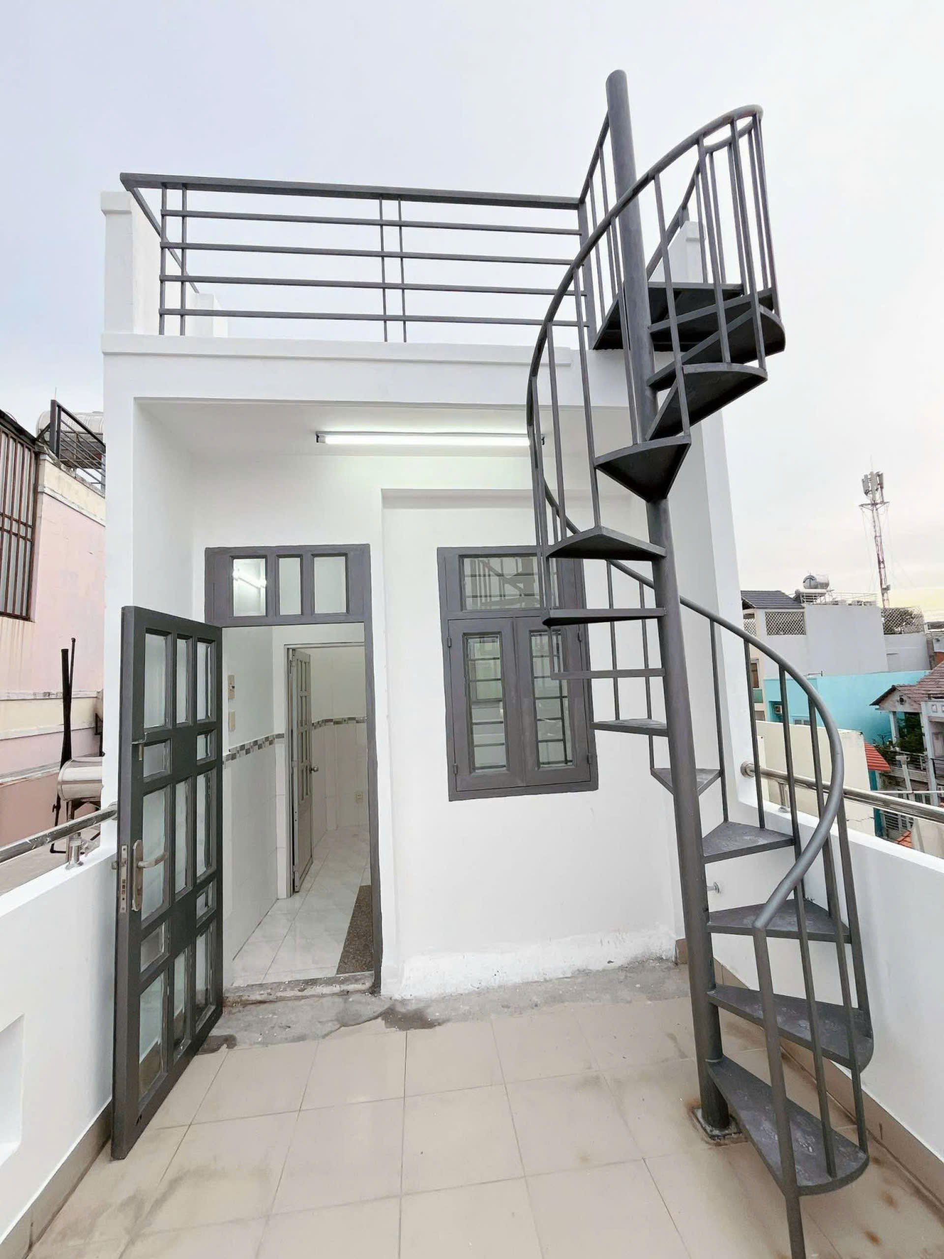 Sát mặt tiền hẻm xe hơi Q4 Ngang 6 Dài 3,65m Đúc bê tông 4 tấm HƠN 2,7 TỶ Q4