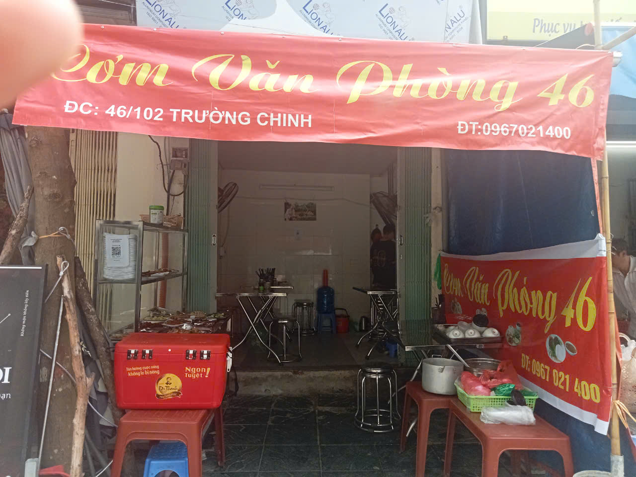 Sang nhượng quán cơm văn phòng đã đầy đủ đồ nghề để nấu cơm bún có lượng khách quen ổn định