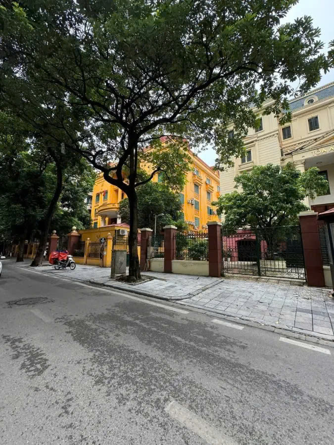 SIÊU PHẨM LÝ NAM ĐẾ, HOÀN KIẾM. 42M 5 TẦNG- PHÂN LÔ CẤP TƯỚNG-KHU PHỐ VĂN MINH- CÁCH MẶT PHỐ 20M. GIÁ 13,6