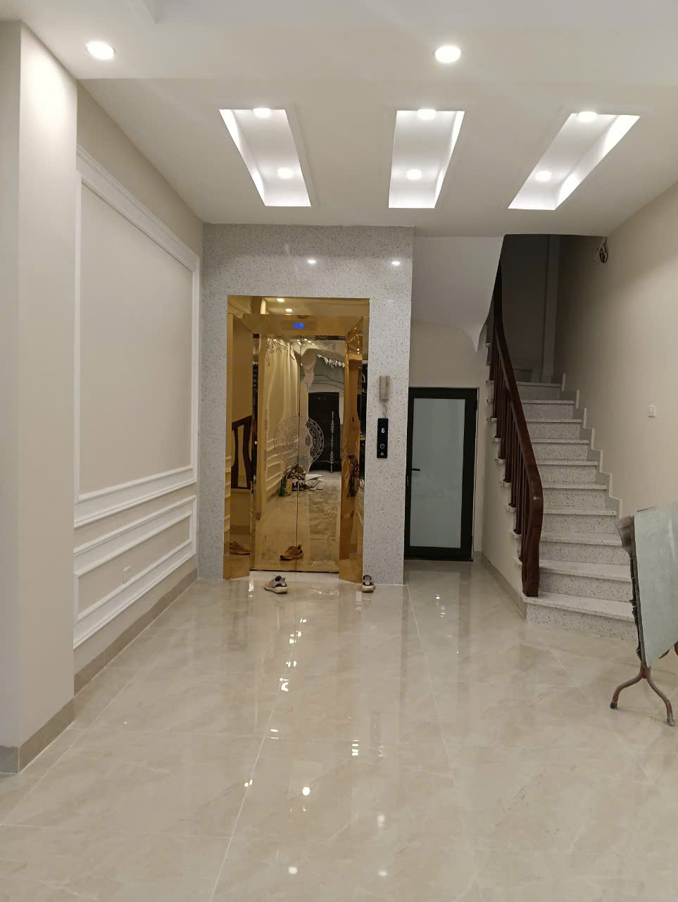 BÁN GẤP NHÀ LONG BIÊN -NHÀ XÂY MỚI HIỆN ĐẠI 6 TẦNG- THANG MÁY- GẦN Ô TÔ TRÁNH NHỈNH 7 TỶ