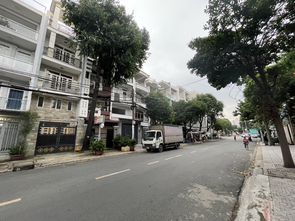 Bán Nhà Mặt Tiền Đường Chợ Lớn, Phường 11, Quận 6. DT 74m2 x 4 tầng (4 x 19). Giá 15.1 tỷ TL.