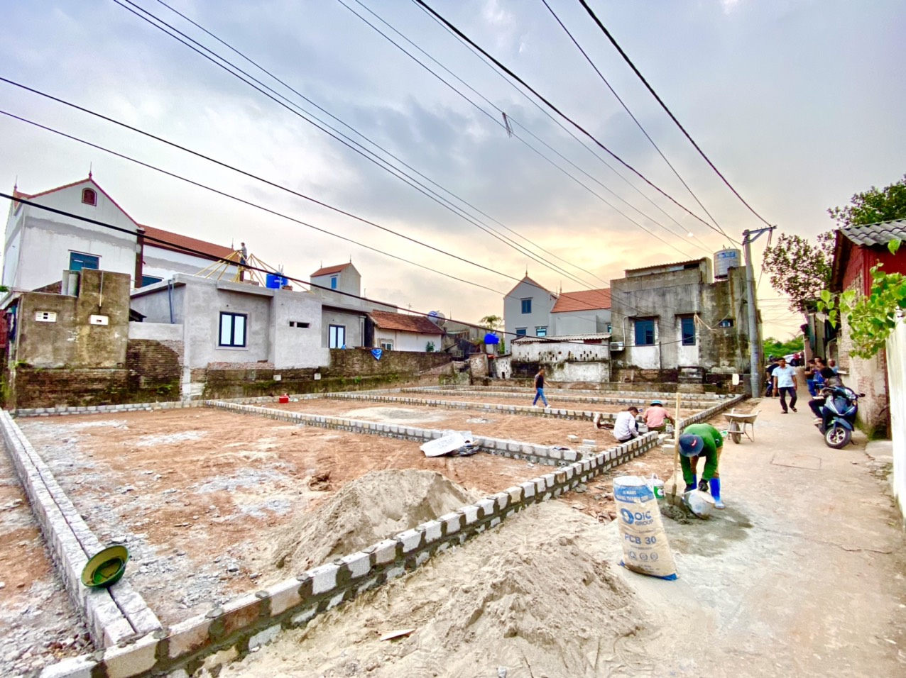 5 lô F0 chủ nguồn, Đất thổ cư xã Tự Nhiên, Thường Tín. Giá 28 triệu/m, 92m. Mặt tiền 5m, xe 7 chỗ vào tận đất, cách