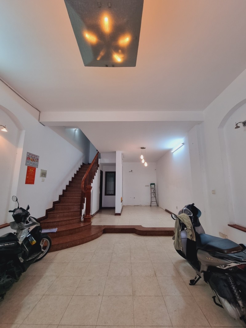 Bán nhà Hoàng Quốc Việt, Cầu Giấy. 55MX5; KD; MT 5m; Giá 20.5 tỷ KINH DOANH ĐỈNH - PHÂN LÔ Ô TÔ TRÁNH - HÓT HIẾM CẦU GIẤY - GẦN PHỐ - THÔNG SỐ ĐẸP