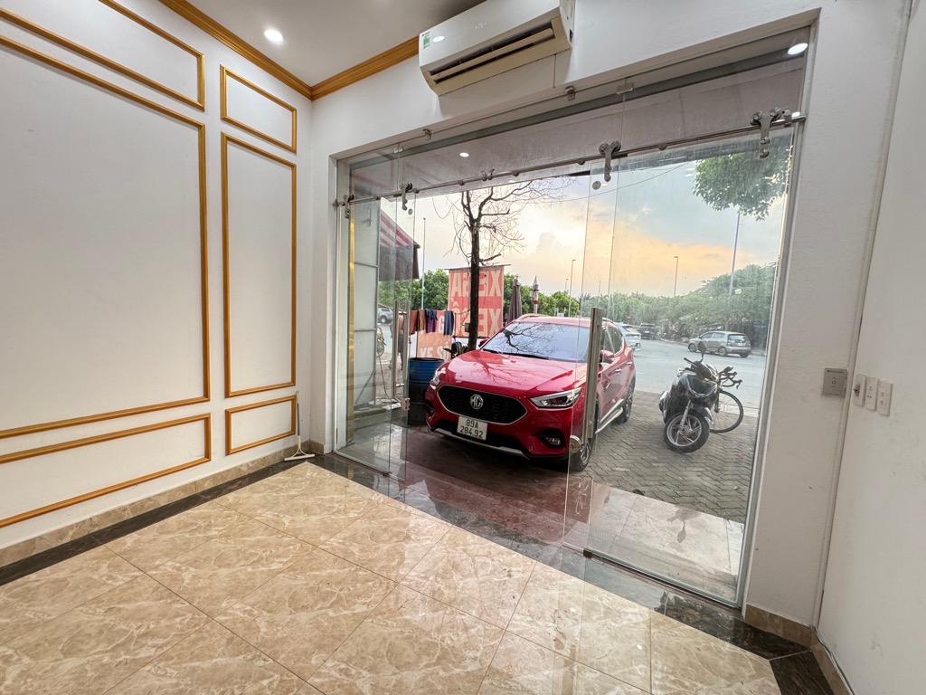 BÁN NHÀ MẶT PHỐ NGUYỄN VẴN CỪ, VỈA HÈ KINH DOANH, VỊ TRÍ ĐẮC ĐỊA, KINH DOANH SẦM UẤT