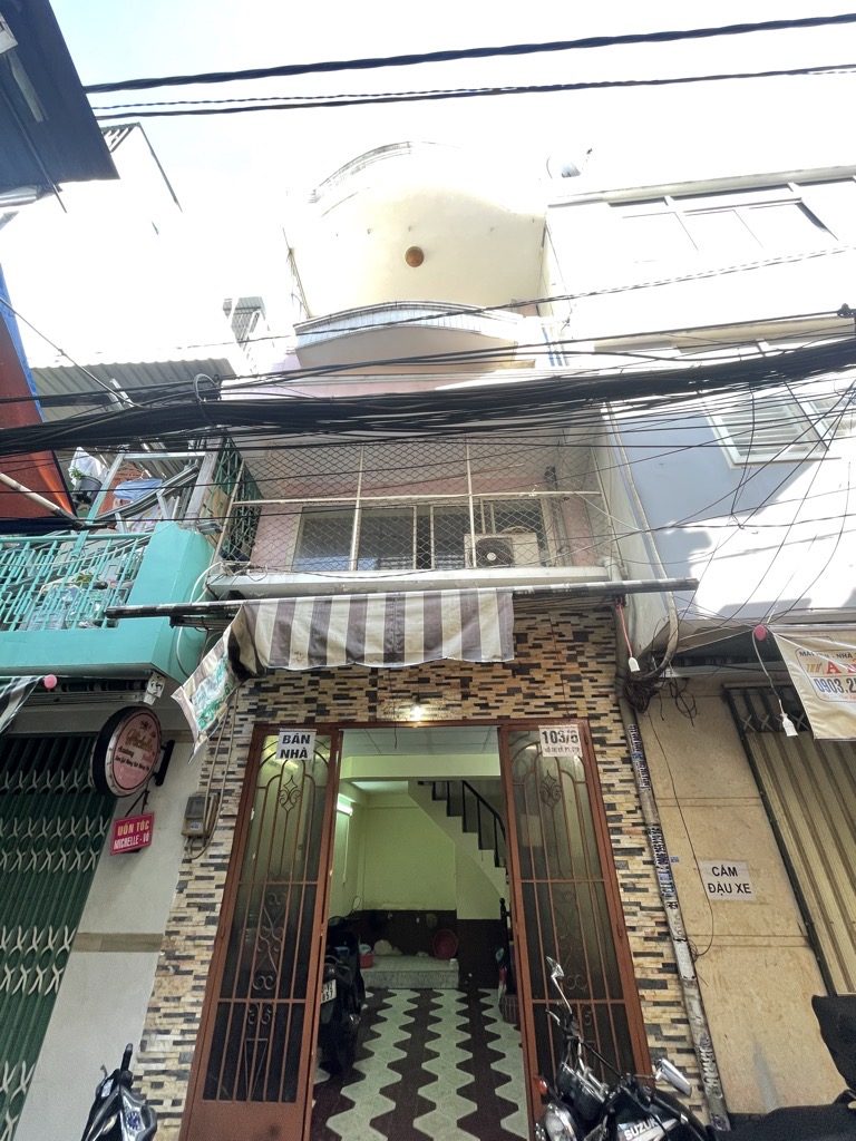 NHÀ NHỎ 24m2 3 TẦNG - NỞ HẬU - QUẬN 10 NHÀ NGAY KHU CHỢ ẨM THỰC HỒ THỊ KỶ - HẺM XE HƠI THÔNG - VỊ TRÍ TRUNG TÂM - 2 CĂN