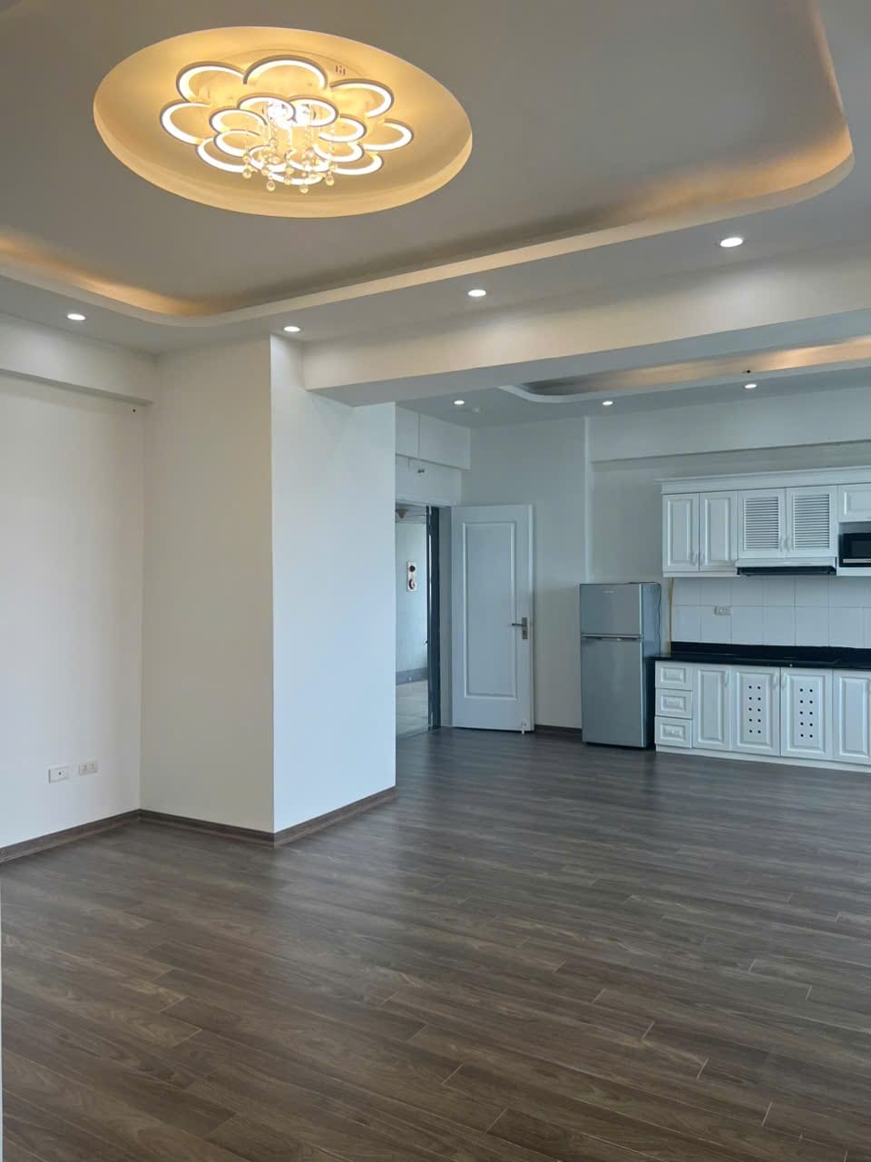 Bán căn hộ khu đô thị xa la với diện tích 81m2 tòa CT5. Sổ đỏ chính chủ,pháp lý minh bạch. Thiết kế 2 PN, Ban công rộng