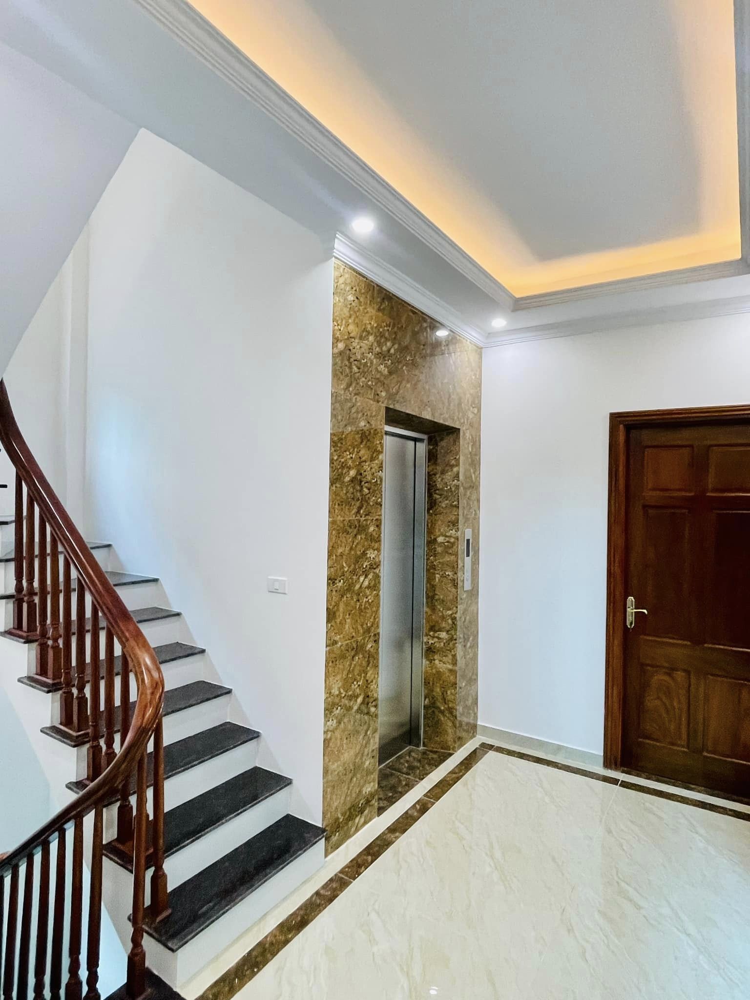 Bán nhà Võ Chí Công gara 7 chỗ thang máy - nhà đẹp ở ngay 52m 6tầng 11.5 tỷ