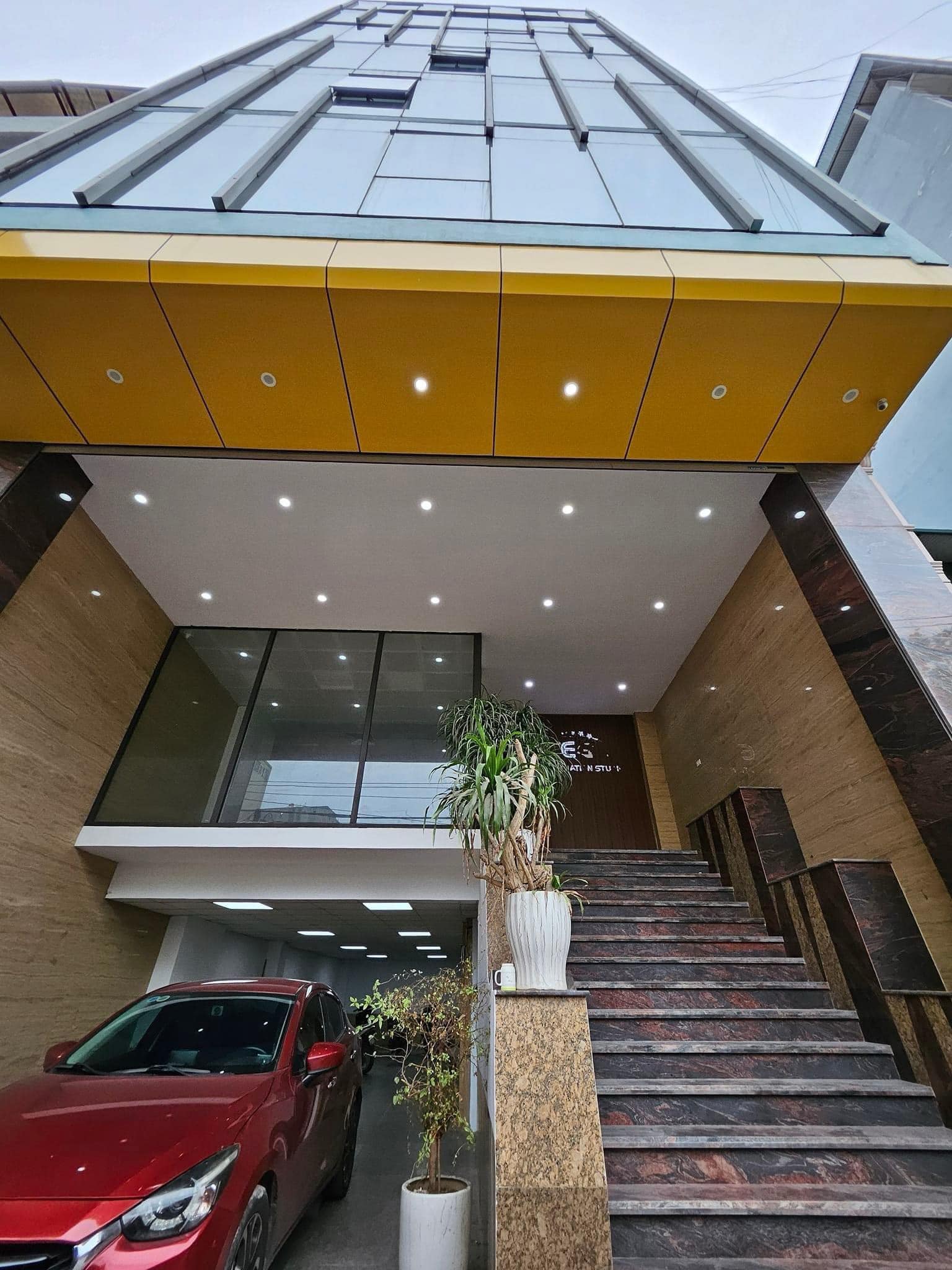 (KHỦNG LONG) Bán tòa văn phòng phân lô Hoàng Cầu 110mx9T MT 11m oto tránh 44 tỷ sổ vuông thông sàn thang máy 0969040000