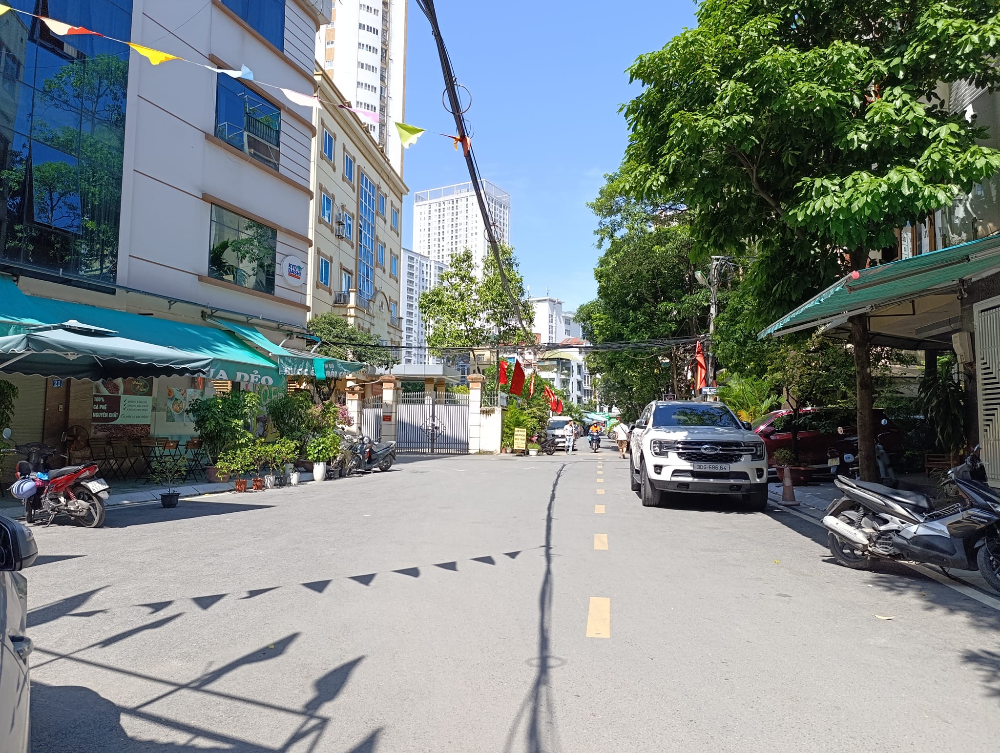 Nhà Lô góc phố Trung Kính, Ô tô tránh đỗ, Kinh doanh Cafe, Nhà Hàng.. 80m*5t, Mt 15m, 32 tỷ