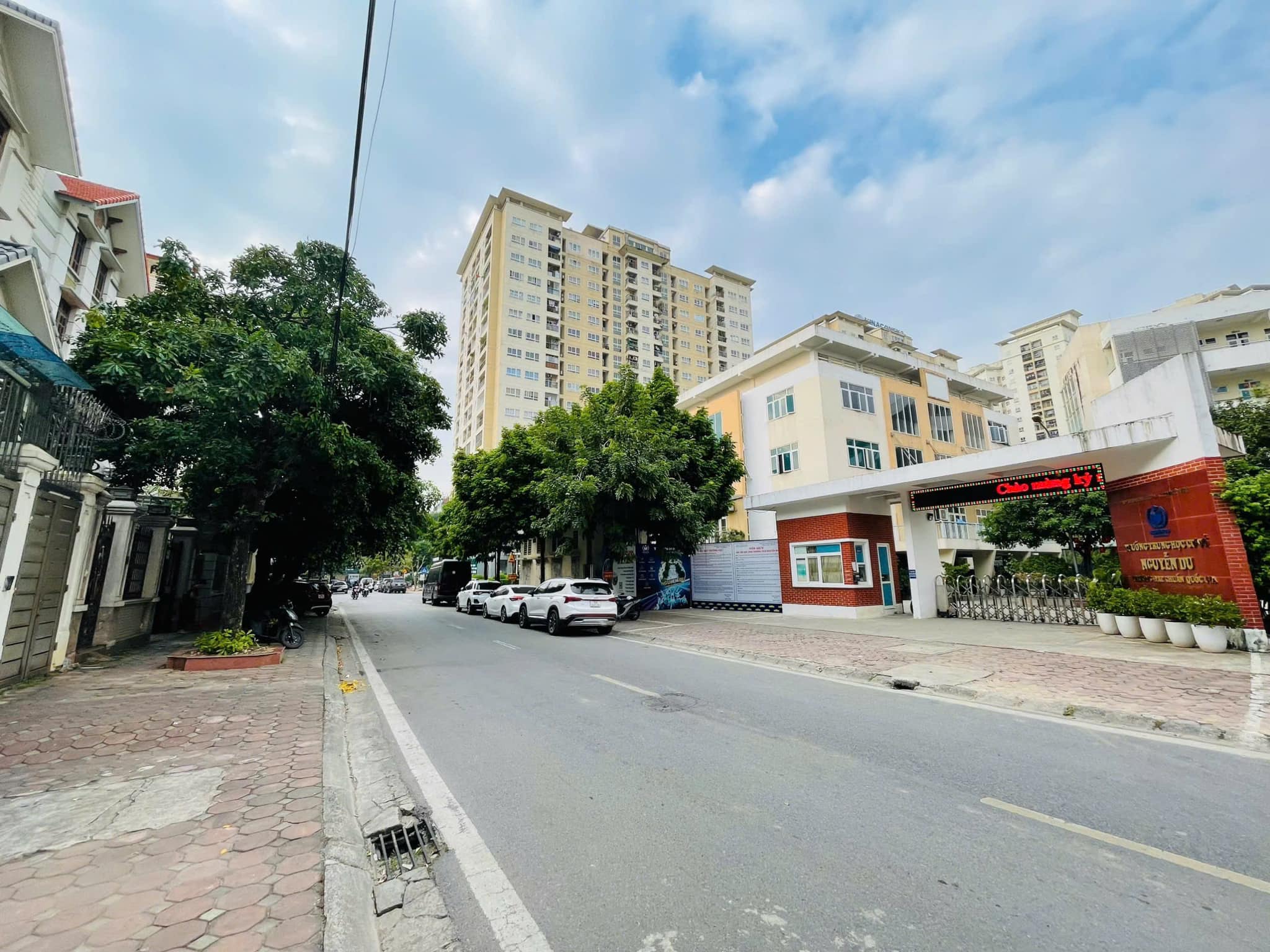 Bán biệt thự Trung Văn, Ô tô Tránh, Kdoanh, Có hầm, Đường 20m, 180m2, MT 9m, 45 tỷ