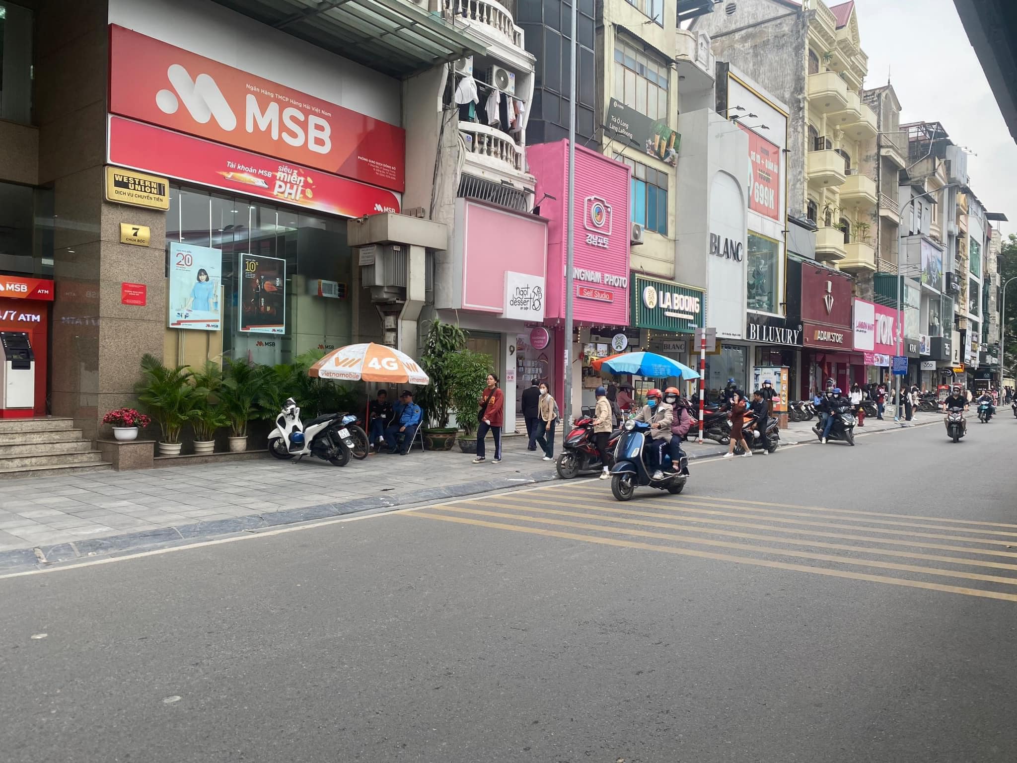 Bán Nhà VIP Đê La Thành,Đống Đa 75m2 M2 3T MT 3,9M, Chỉ 13.5 tỷ Ngõ Ô Tô Tránh