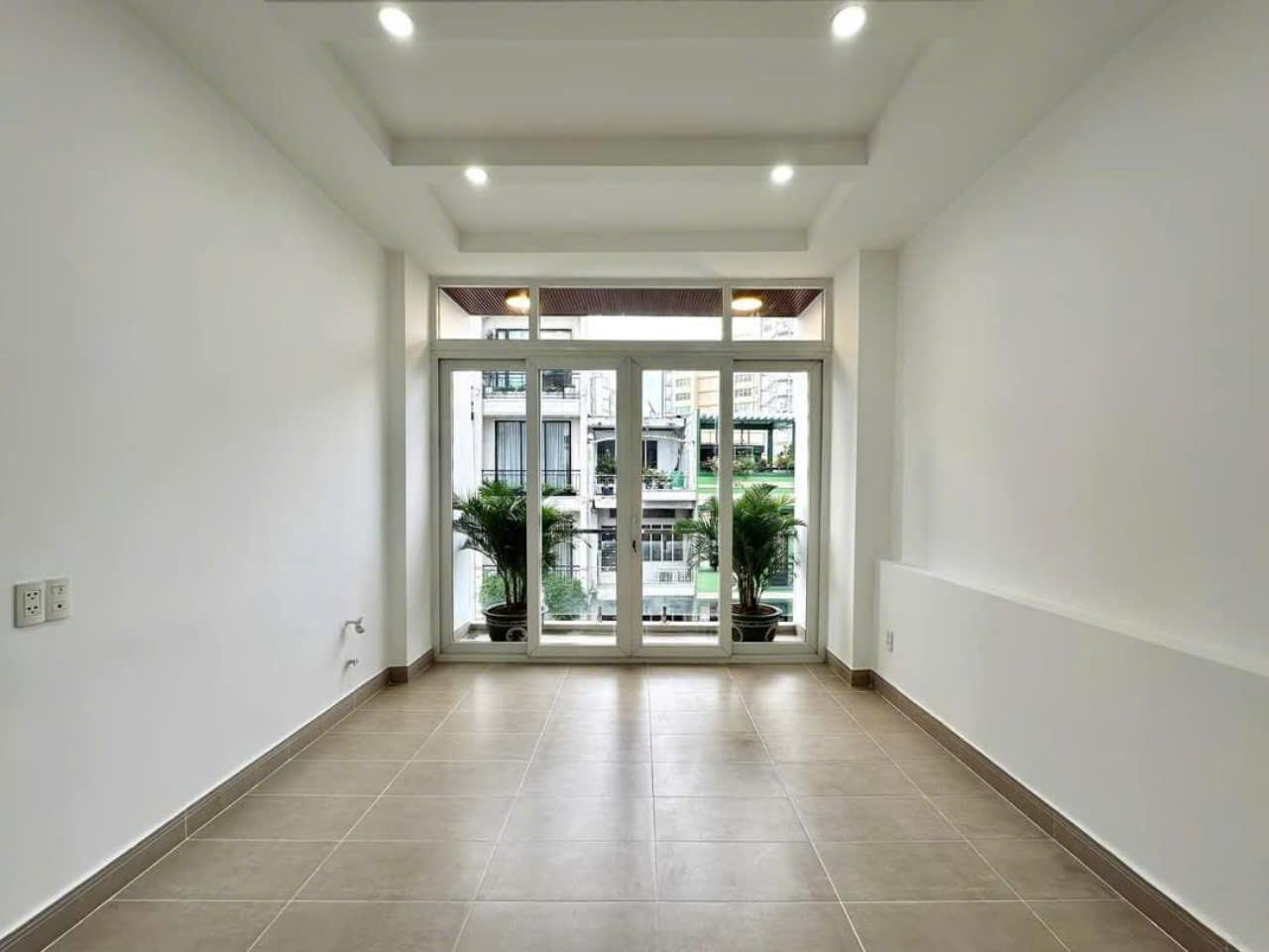 Một Đòi Chủ Cần Bán nhà mặt tiền Hồ Chí Minh, DT 100M2, Giá Chỉ 10 Tỷ