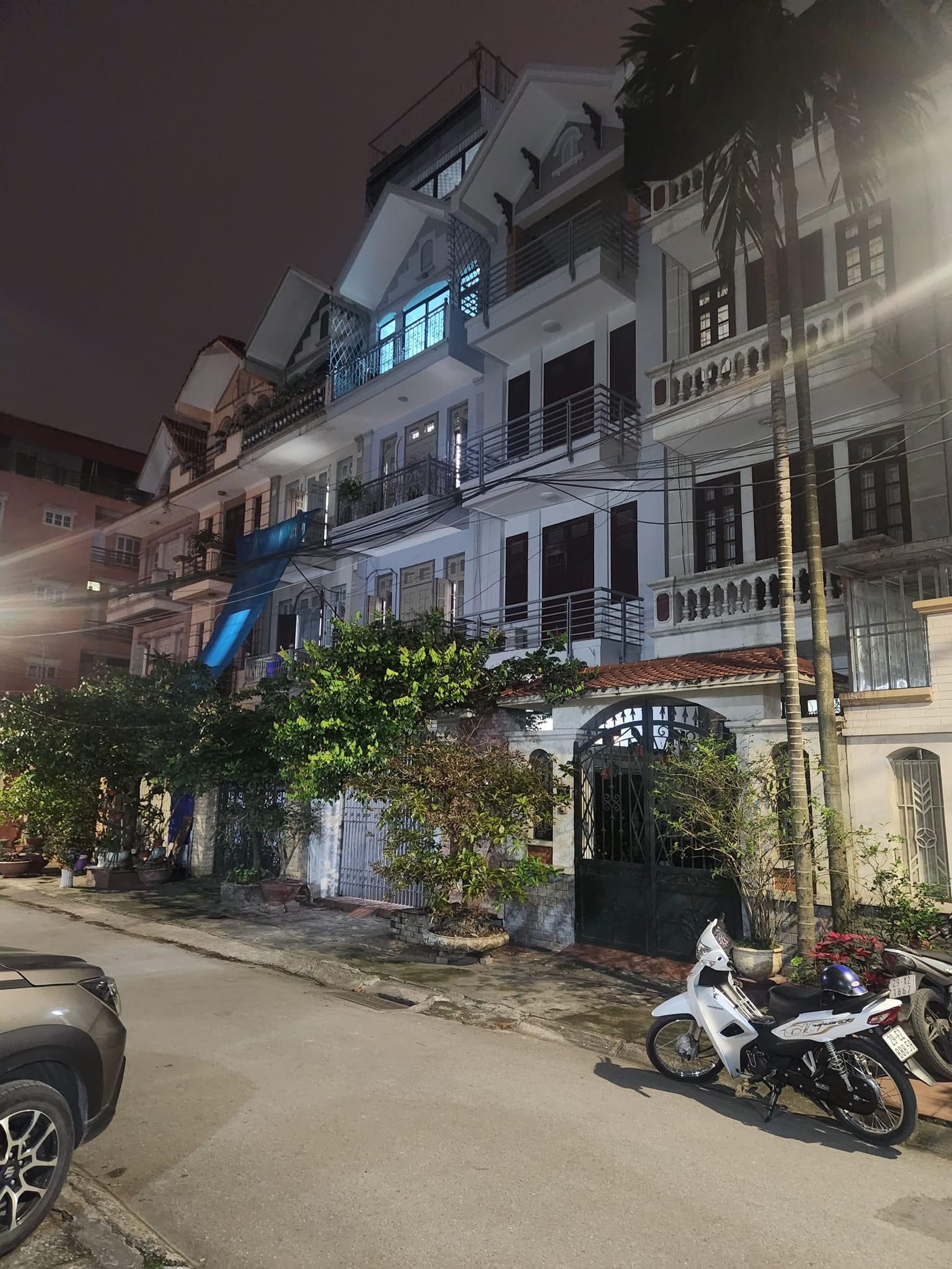 Nhà đẹp phân lô Vip TT Cầu Giấy - Sát phố , Ô tô tránh chạy vòng quanh