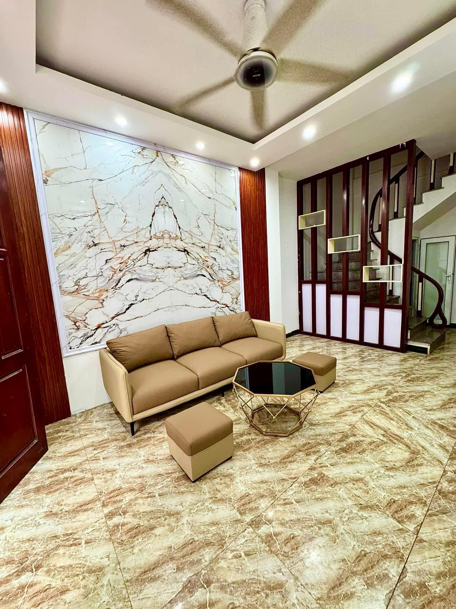 Chính chủ cần bán nhà ngõ 296 Lĩnh Nam, ngõ to ô tô tránh, nhà gần đường