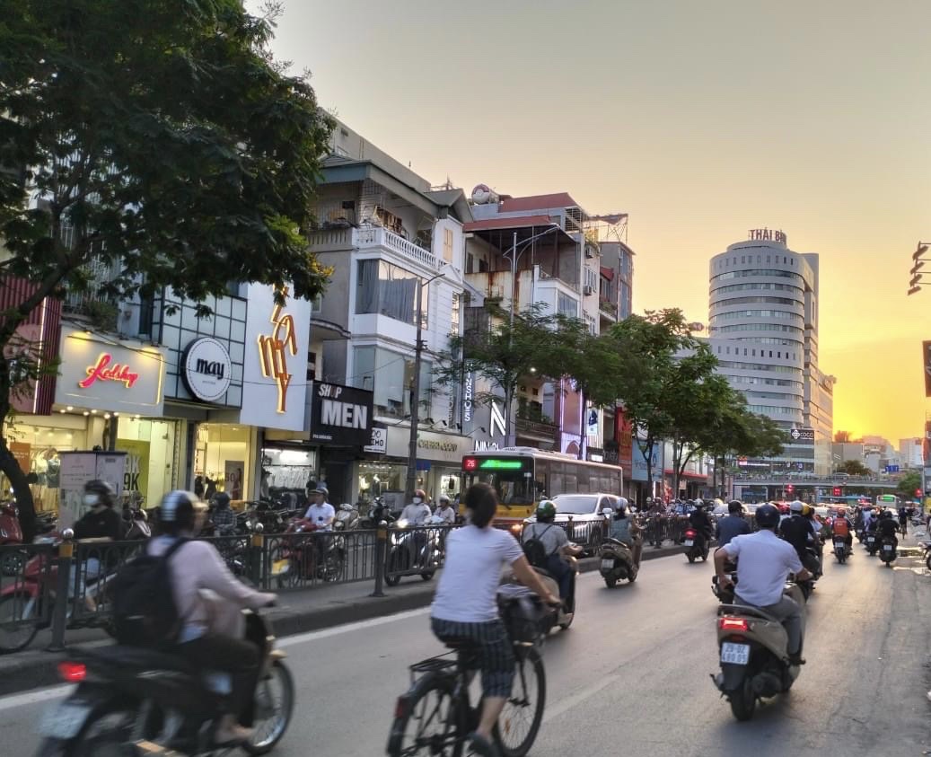 Bán nhà KINH DOANH mặt phố CHÙA BỘC - Đống Đa, SẦM UẤT, 40m2 x 4 tầng, 25.5 tỷ