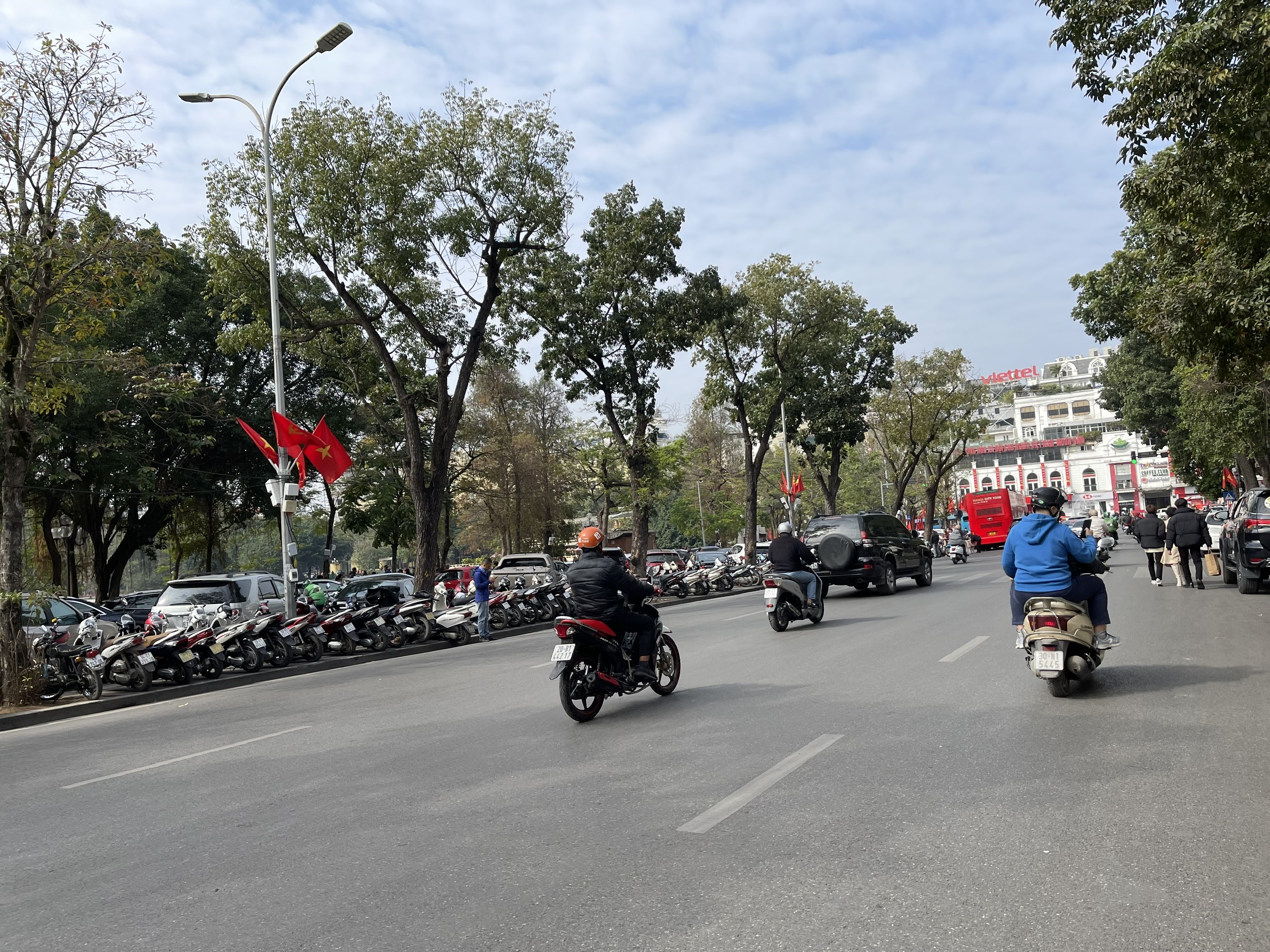 (HIẾM) Bán nhà kinh doanh mặt phố trung tâm Hoàn Kiếm, vỉa hè rộng, 15m2 x 3 tầng, mặt tiền 4m, 14 tỷ