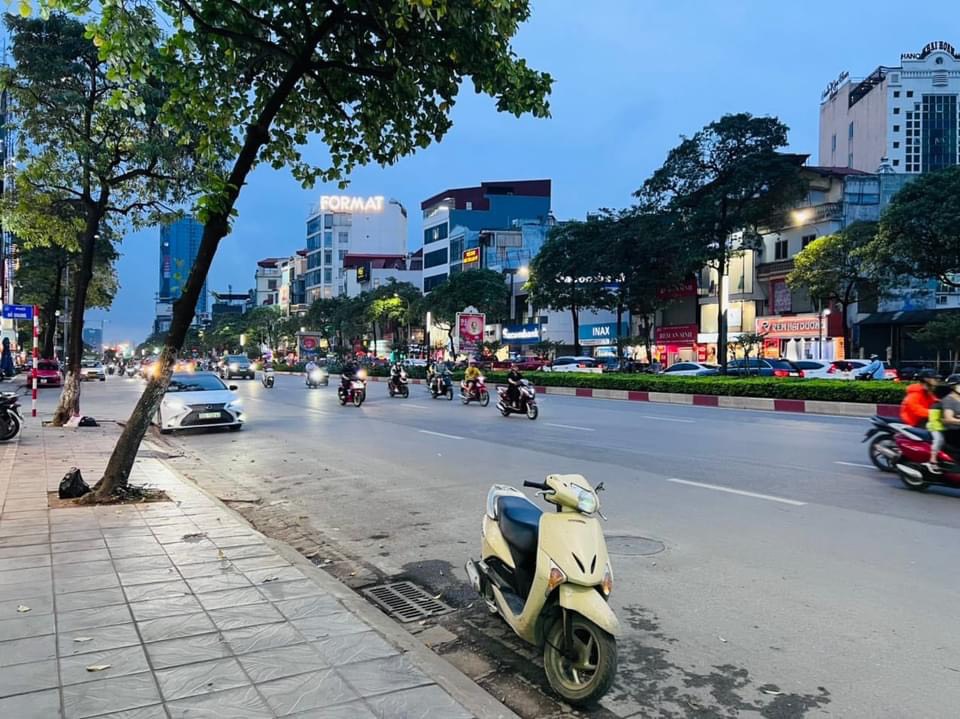 Bán siêu phẩm tòa khách sạn phố Trần Duy Hưng - Cầu Giấy, 2.2 tỷ/năm, 200m2 x 10 tầng, mặt tiền 10m, 68 tỷ