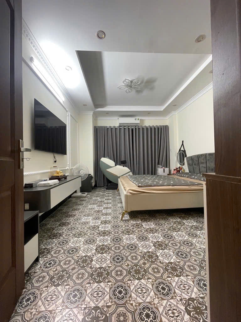 Bán Nhà Đẹp Ngọc Thủy • Giá: 5.98 tỷ • Diện tích: 6 phòng ngủ, lô góc, ngõ to thoáng • Vị trí: Gần Mipec,