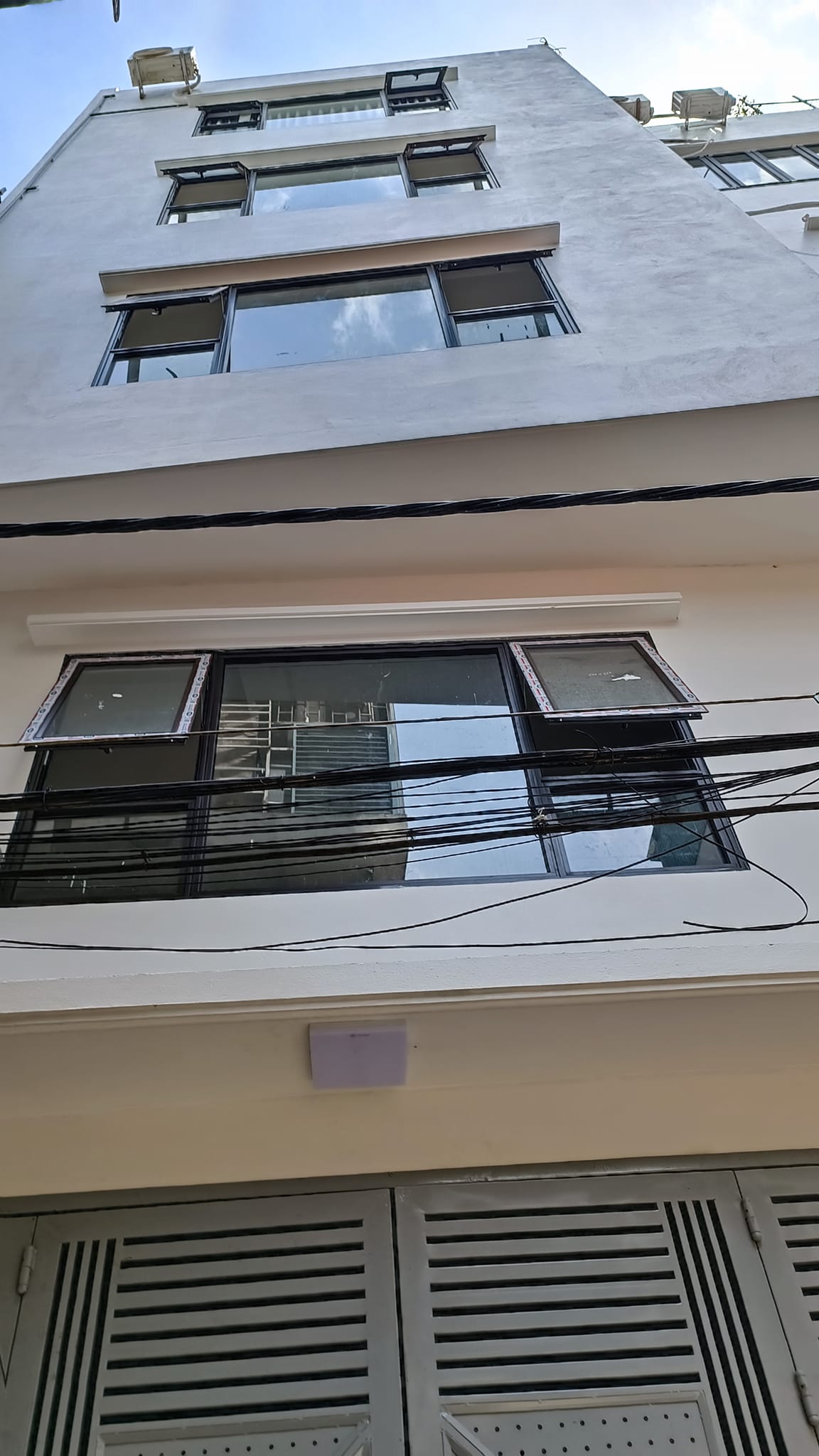 Bán nhà phố Nghi Tàm, quận Tây Hồ, 50m2, 5 tầng đẹp, hiện đại, mặt tiền 5m, ngõ thẳng, thông, rộng, thoáng sáng.