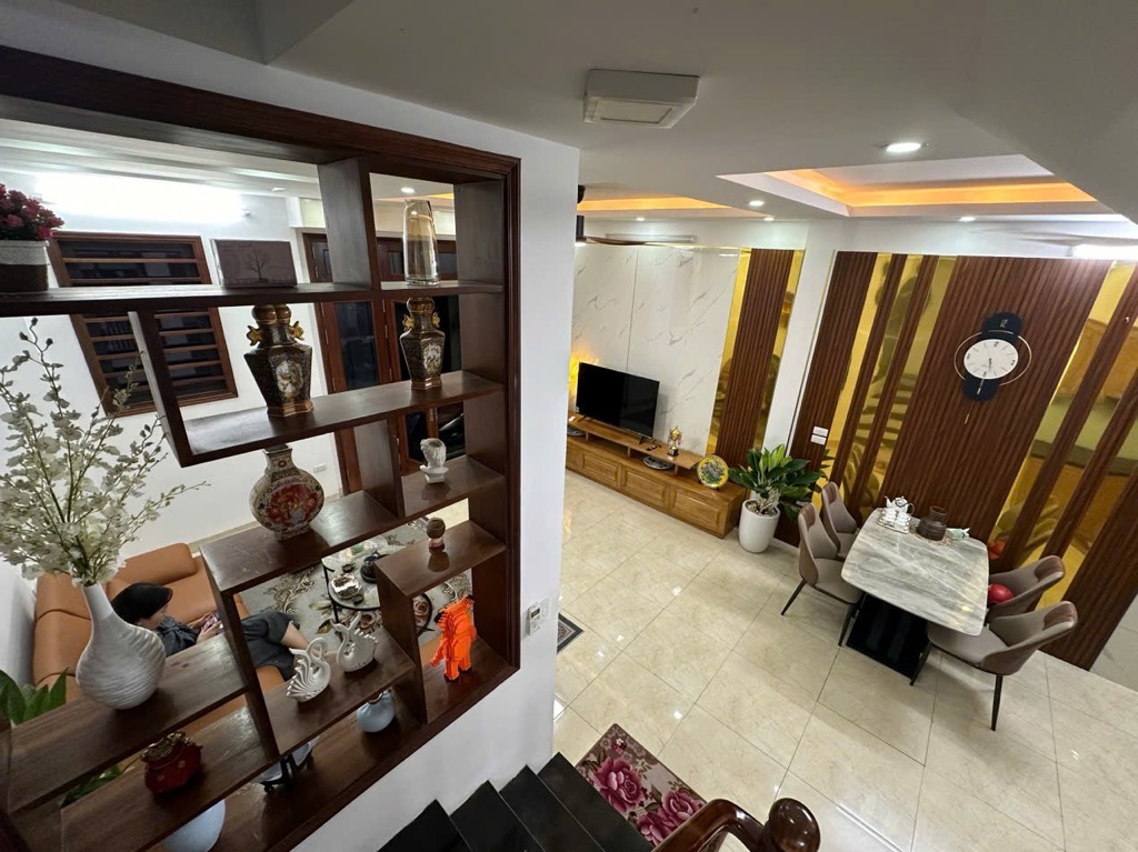 chính chủ bán gấp nhà tại Hoàng Văn Thụ Hoàng Mai 55m2 5 tầng 6m mặt tiền hơn 8 tỷ kinh doanh sầm uất.