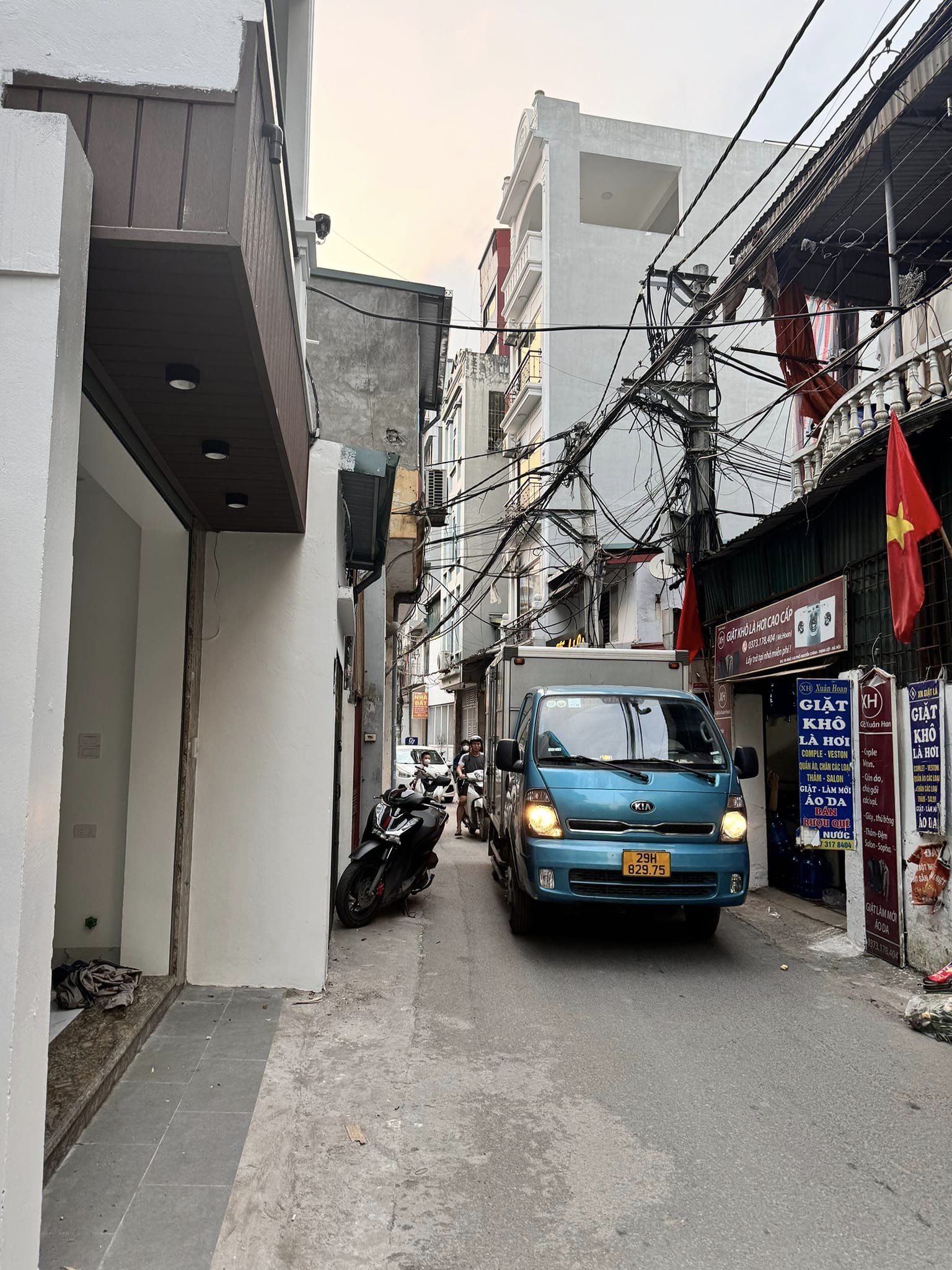 Cần bán nhà Đường Nhà Lệ Mật, DT 39.6m2, 5 tầng, giá 6.6 tỷ, 0902318197