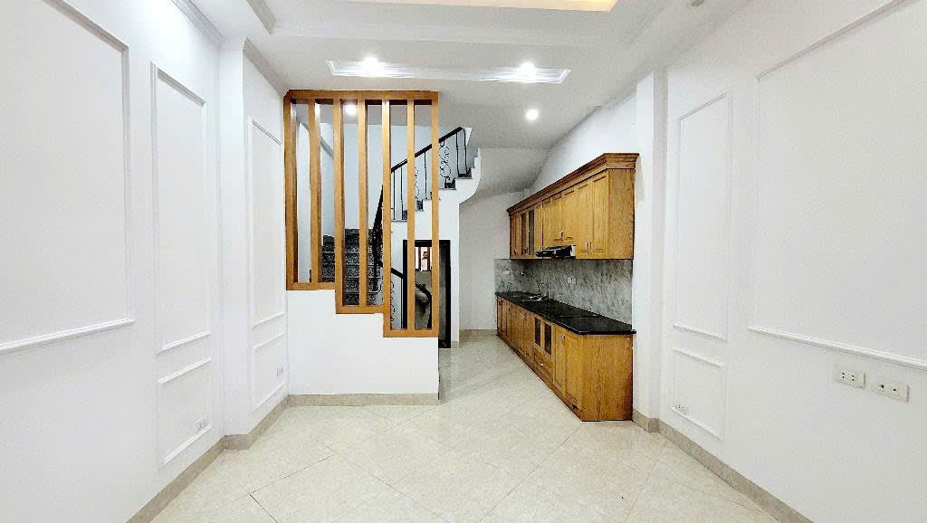 NHÀ ĐẸP - GẦN PHỐ - ĐƯỜNG RỘNG - NGÕ THÔNG - Ô TÔ ĐỖ CỔNG Nhà 5 tầng còn khá mới: