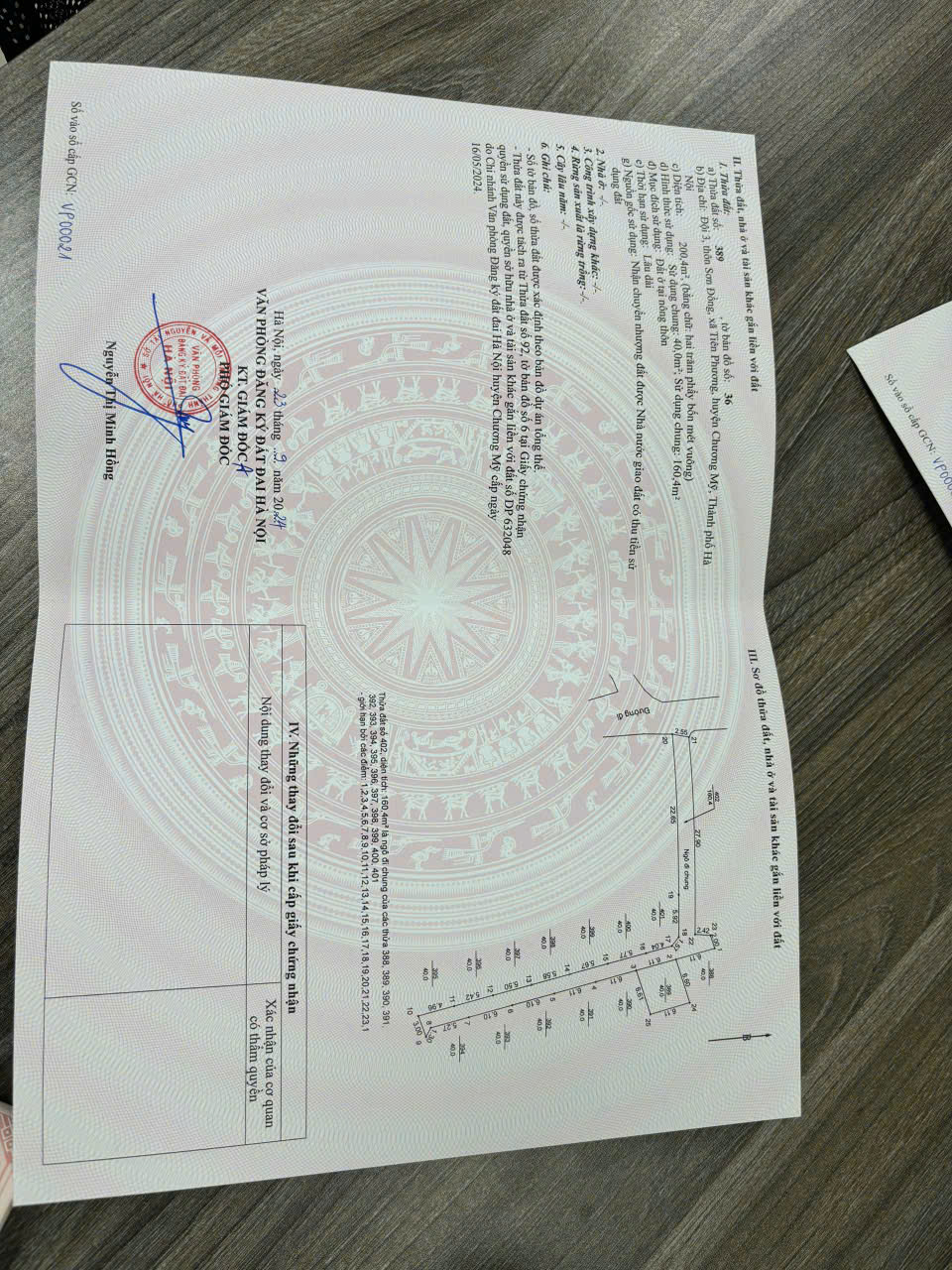 RA ĐI 2 E HOA HẬU TIÊN PHƯƠNG - CHƯƠNG MỸ -HN. 1,x tỷ/1lô. - Dt : 40m2. Mt= Mh = 6m11 - đất vuông vắn. Đường oto vào