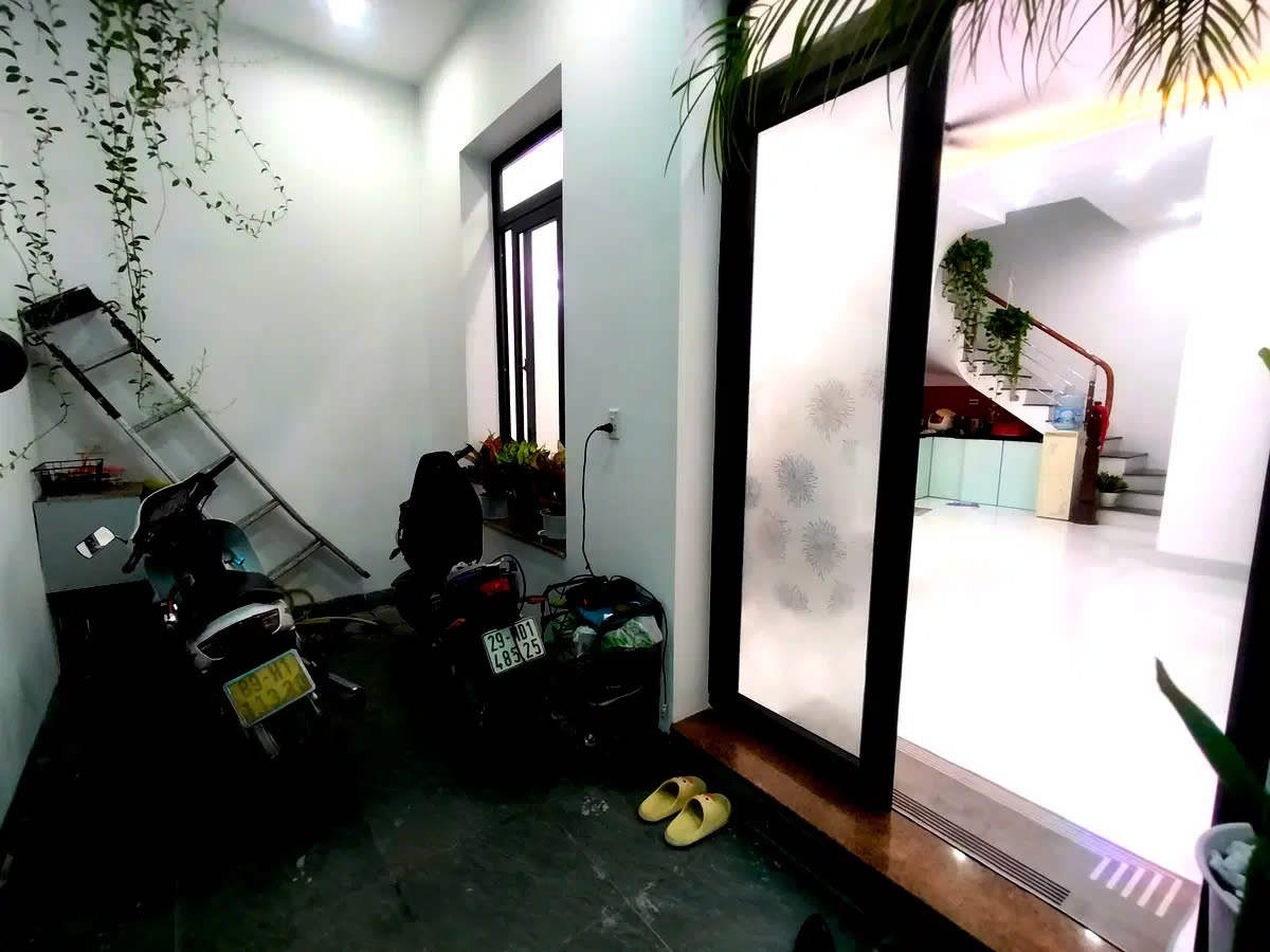 BÁN NHÀ CÁT LINH, 50M2 4 TẦNG MT 5M GIÁ 9 TỶ, NHÀ MỚI ĐẸP Ở NGAY, NỘI THẤT XỊN, GẦN Ô TÔ DỪNG ĐỖ, DÂN TRÍ CAO