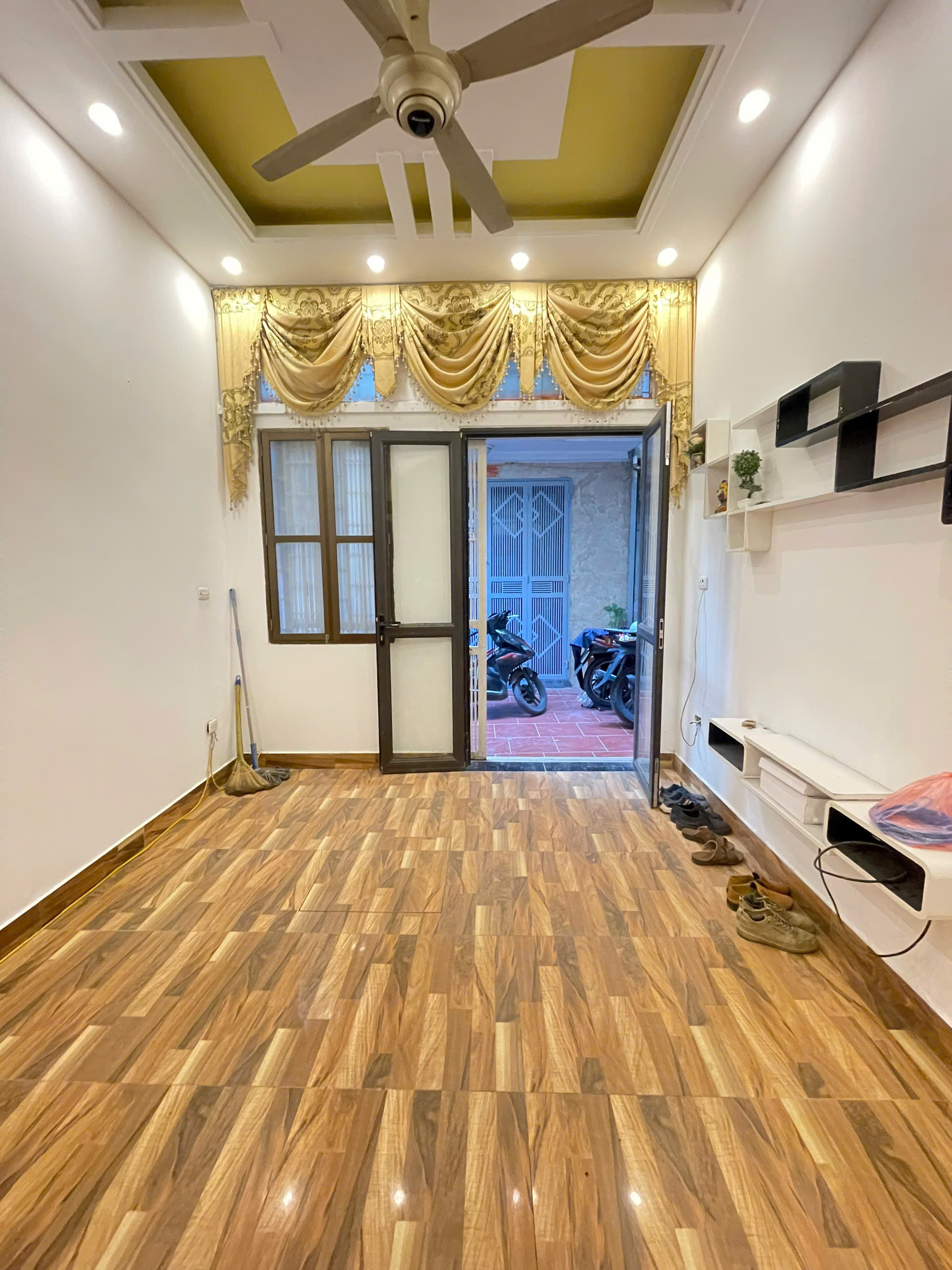 Nhỉnh 5 tỷ phố Tôn Đức Thắng - Đống Đa - 28m - 4 tầng - 3 ngủ fill nội thất - mặt ngõ thoáng ở ngay - lh 0817606560