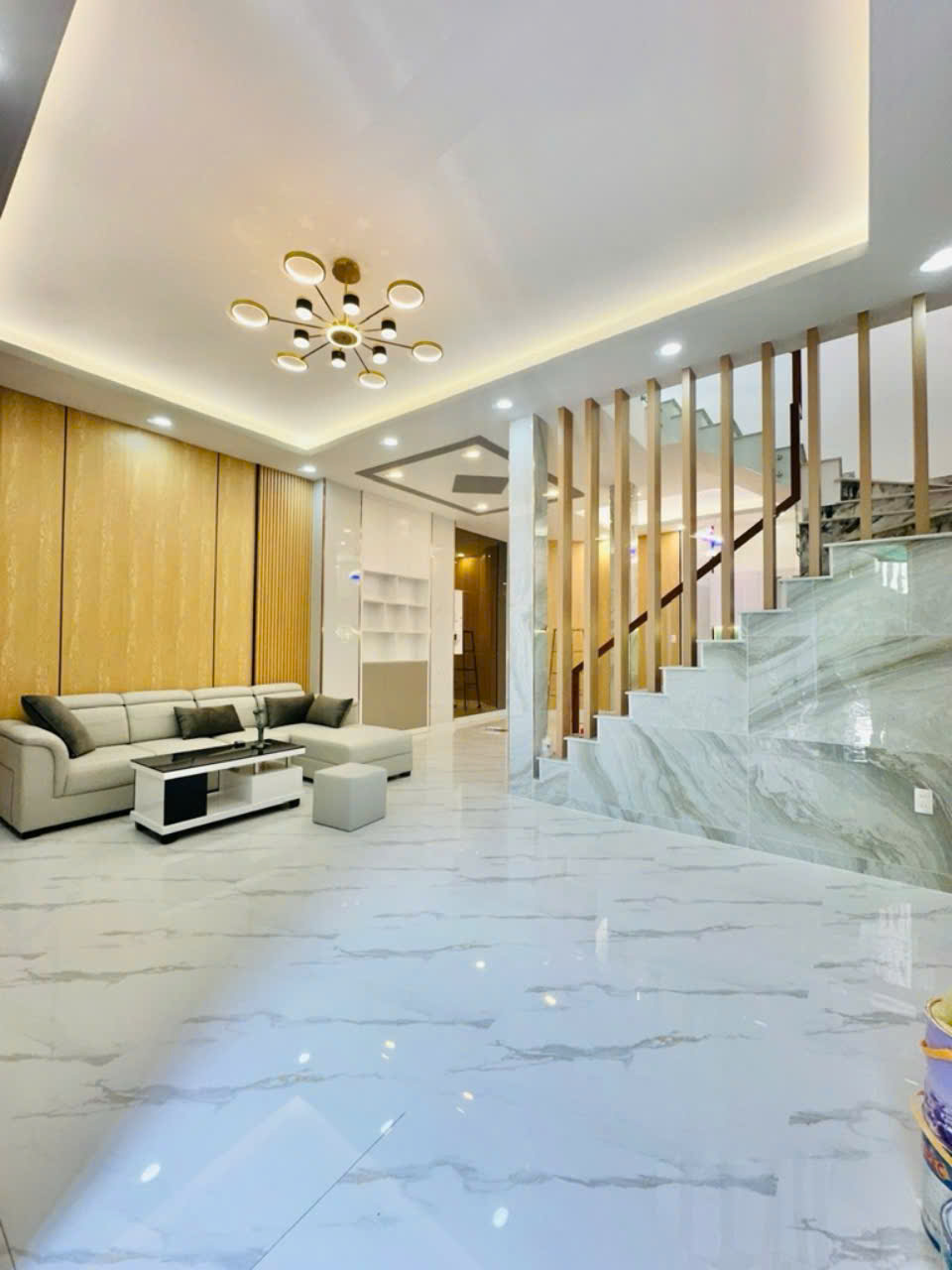 HẺM XE HỎI ĐỖ CỬA - NHÀ ĐẸP LUNG LINH.