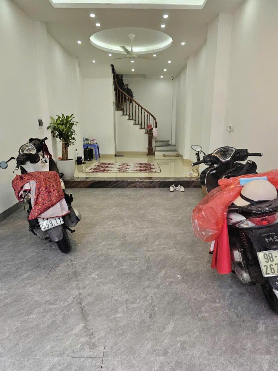 NHÀ ĐẸP - GARA OTO - NGÕ THÔNG CÁC NGẢ Ô TÔ TRÁNH - KINH DOANH Buôn Bán Bát Khối Long Biên 45 M2x 5 tầng hơn 6.5 tỷ