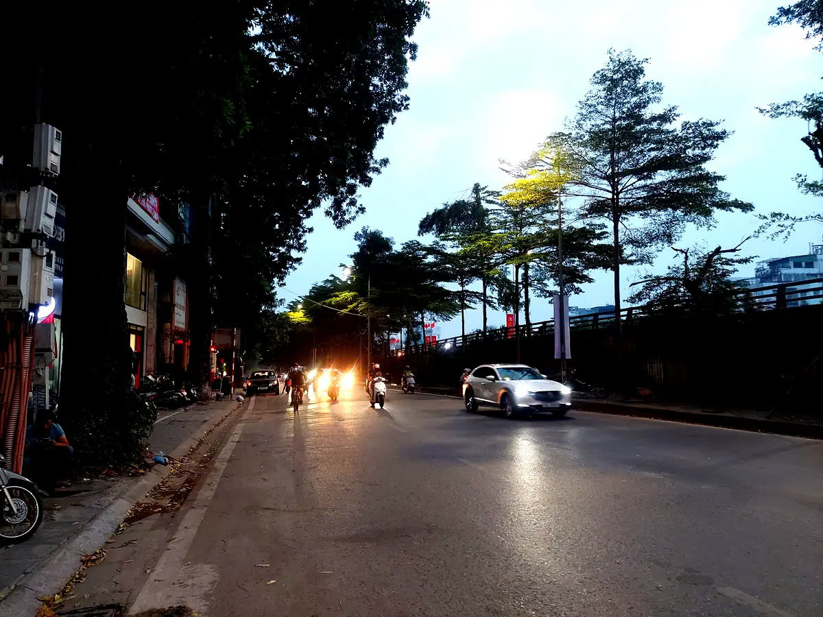 MẶT PHỐ QUAN HOA,CẦU GIẤY. 38M2 4 TẦNG MT 4M GIÁ 10,5 TỶ. 2 THOÁNG VĨNH VIỄN - VỈA HÈ ĐÁ BÓNG - GIÁ ĐẦU TƯ..