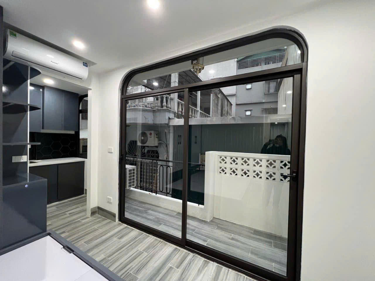 Bán chung cư cao cấp Trần Thái Tông, Cầu Giấy 100m, căn góc 3 thoáng, tặng full nội thất nhập xin. Giá 6.75 tỷ.