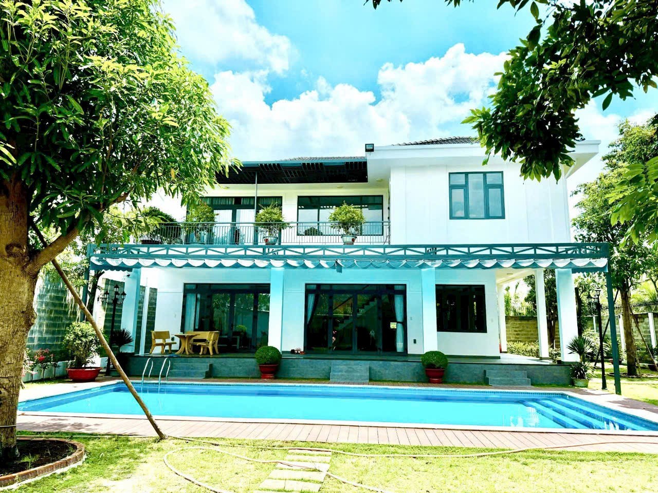 BÁN NHÀ HOMESTAY NGHỈ DƯỠNG ĐẲNG CẤP VIP NHẤT - KHU VILLA BIỆT THỰ - CÓ HỒ BƠI - ĐƯỜNG NHỰA 10M - TẶNG FULL NỘI THẤT
