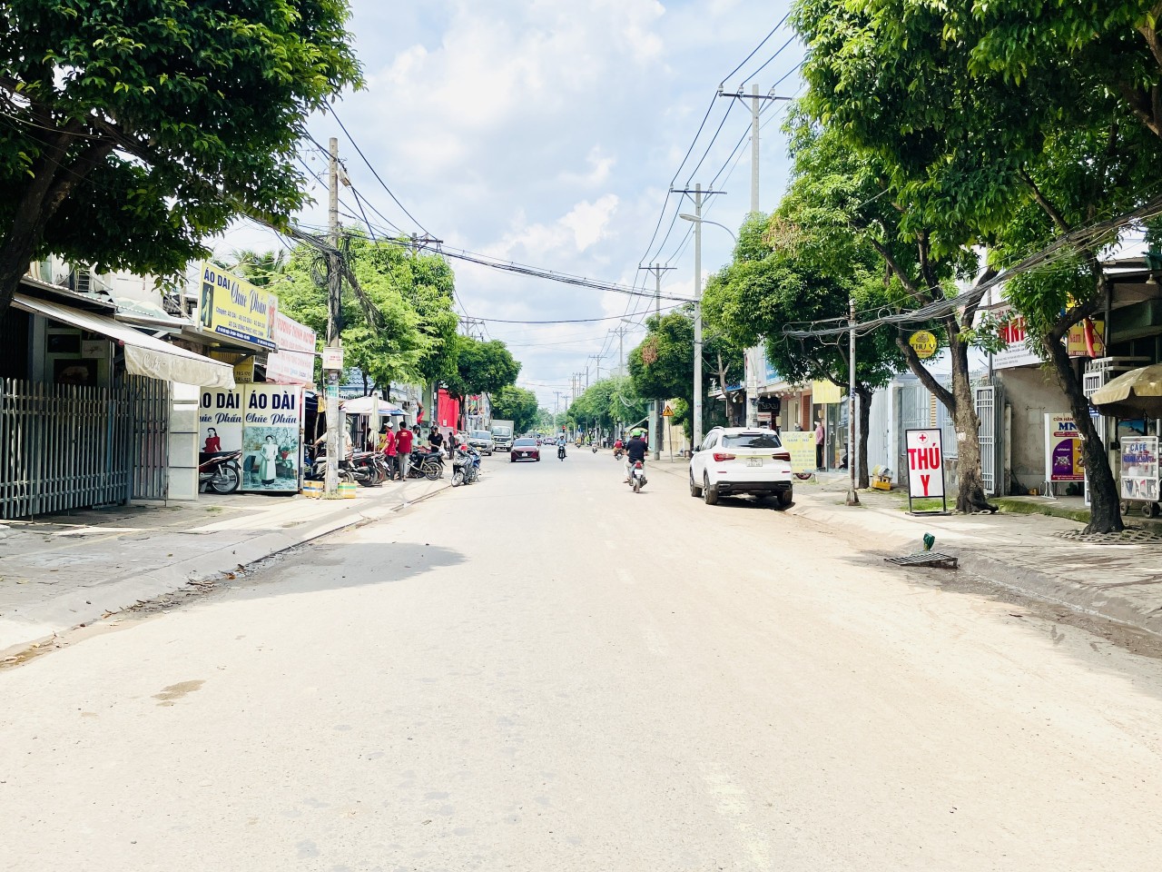 BÁN NHÀ MẶT TIỀN BÀ TRIỆU VỪA Ở VỪA KINH DOANH - 140M2 - NHÀ 4 TẦNG - Ô TÔ NGỦ TRONG NHÀ - NHÀ CÒN MỚI VÀO Ở NGAY - GẦN