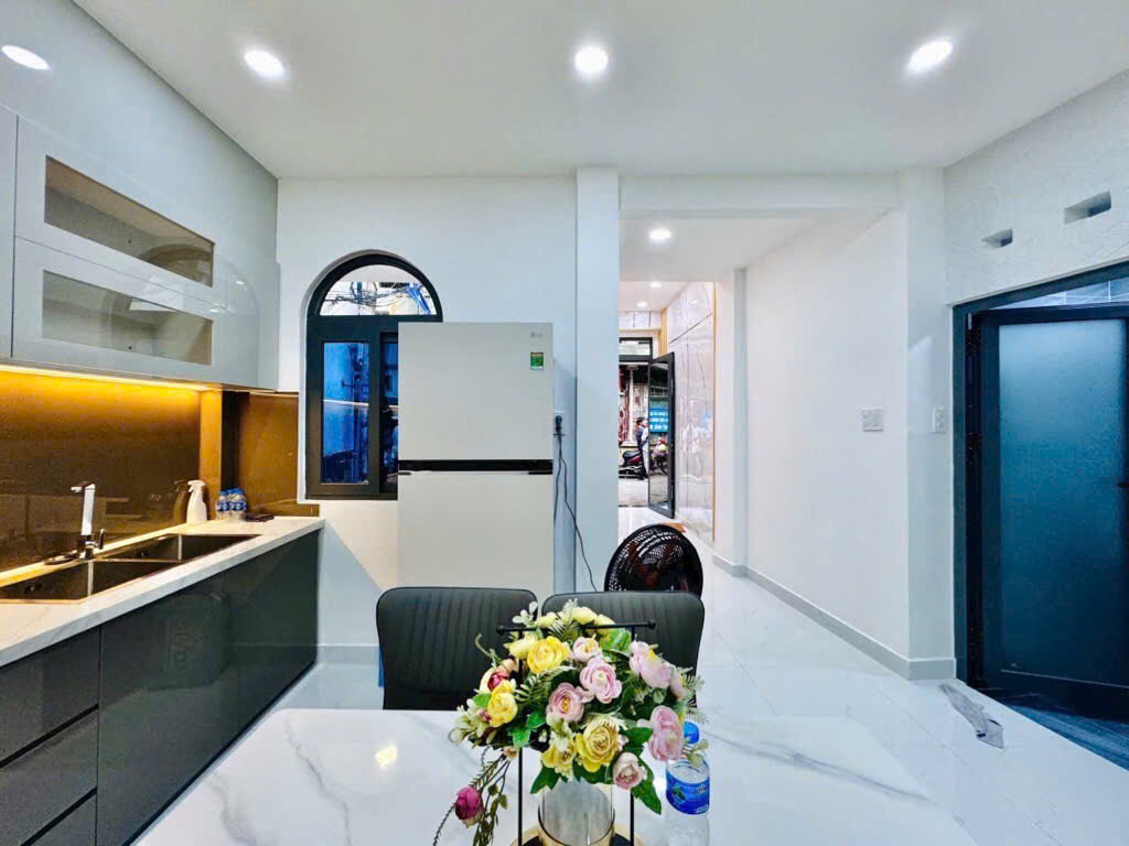 VỊ TRÍ MẶT TIỀN KINH DOANH - NỘI THẤT SANG XỊN - SỔ NỞ HẬU - NGAY CHỢ PHÚ NHUẬN - CAO THẮNG