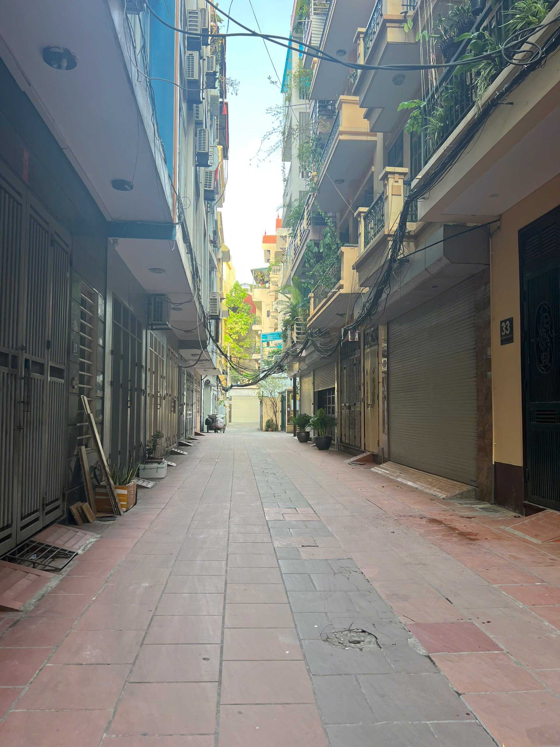 Nhà Âu Cơ 80m2 x mặt tiền 5m, lô góc, ô tô để trong nhà, ngay phố, sổ nở hậu.