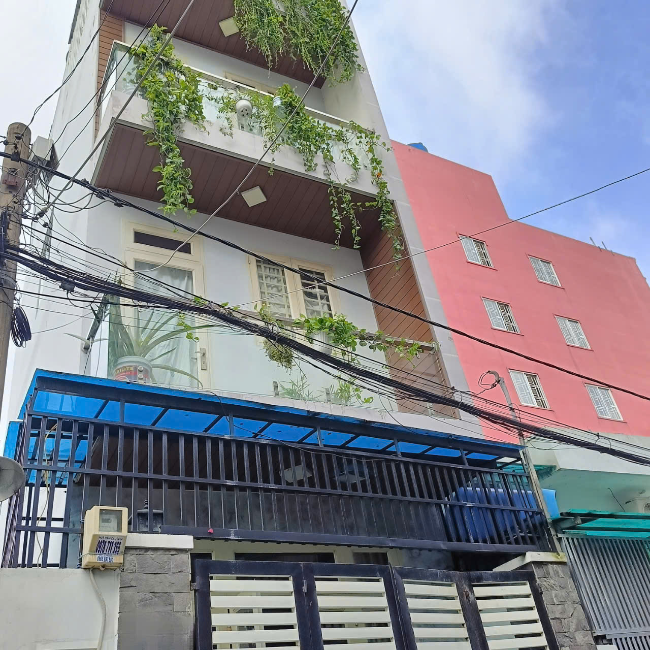 NHà diện tích nhò, nhiều tẩng, nhiều phòng, giá tốt. Huỳnh Thị Hai, Quận 12. Chỉ 3.95 tỷ, Cách 1 căn ra mặt tiền đường