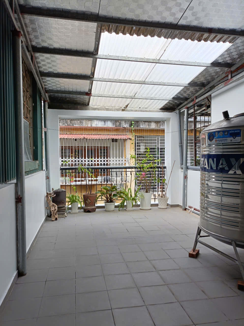 nhà Ngọc lâm. DT 46m nở hậu, nhà chủ trước làm salon tóc, vỉa hè oto tránh, 4 tầng, 4 ngủ sau nhà có khe thoáng,