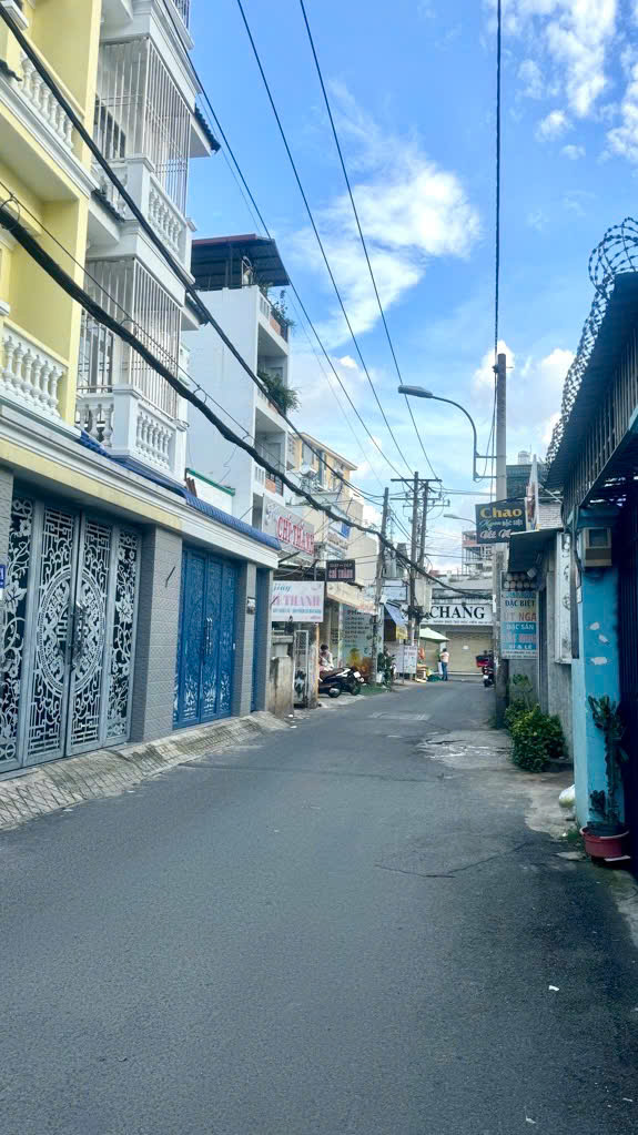 Nhà Mới gần Lotte Mart 42m2 3 Tầng sát HXH - chỉ 5,1 Tỷ.