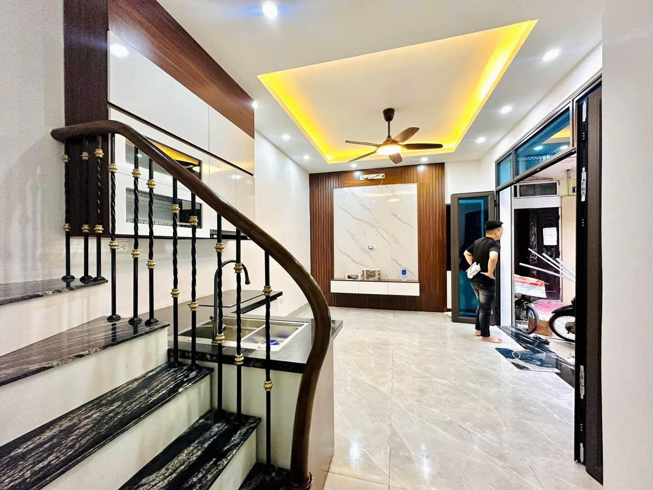 NHÀ NHỎ XINH, MẶT TIỀN LỚN, THOÁNG SÁNG NỘI THẤT ĐẸP, Ở LUÔN Ngõ Chợ Khâm Thiên 24m, 4 tầng, 4,75 tỷ.