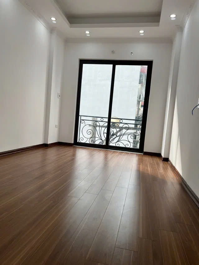 NHÀ MỚI ĐẸP Ở LUÔN BÁT KHỐI- LONG BIÊN, 34M2,5 TẦNG, MẶT TIỀN 3.5M, 6.7 TỶ.Ô TÔ ĐỖ CỬA.