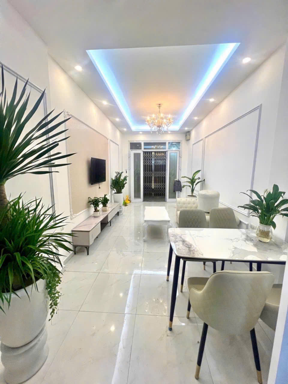 Hoàng Hoa Thám 15.5 Tỷ Ba Đình. Diện tích 45 mét vuông. Mặt tiền 5 mét. Nhà xây 5 Tầng. Thang Máy.